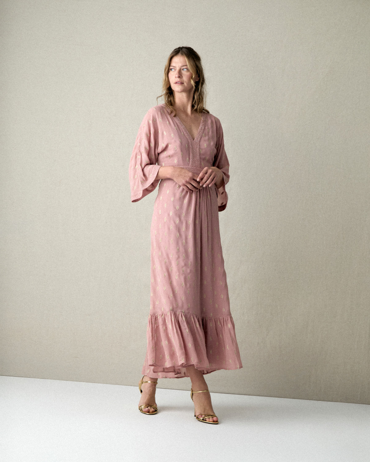 VESTIDO MIDI BORDADO