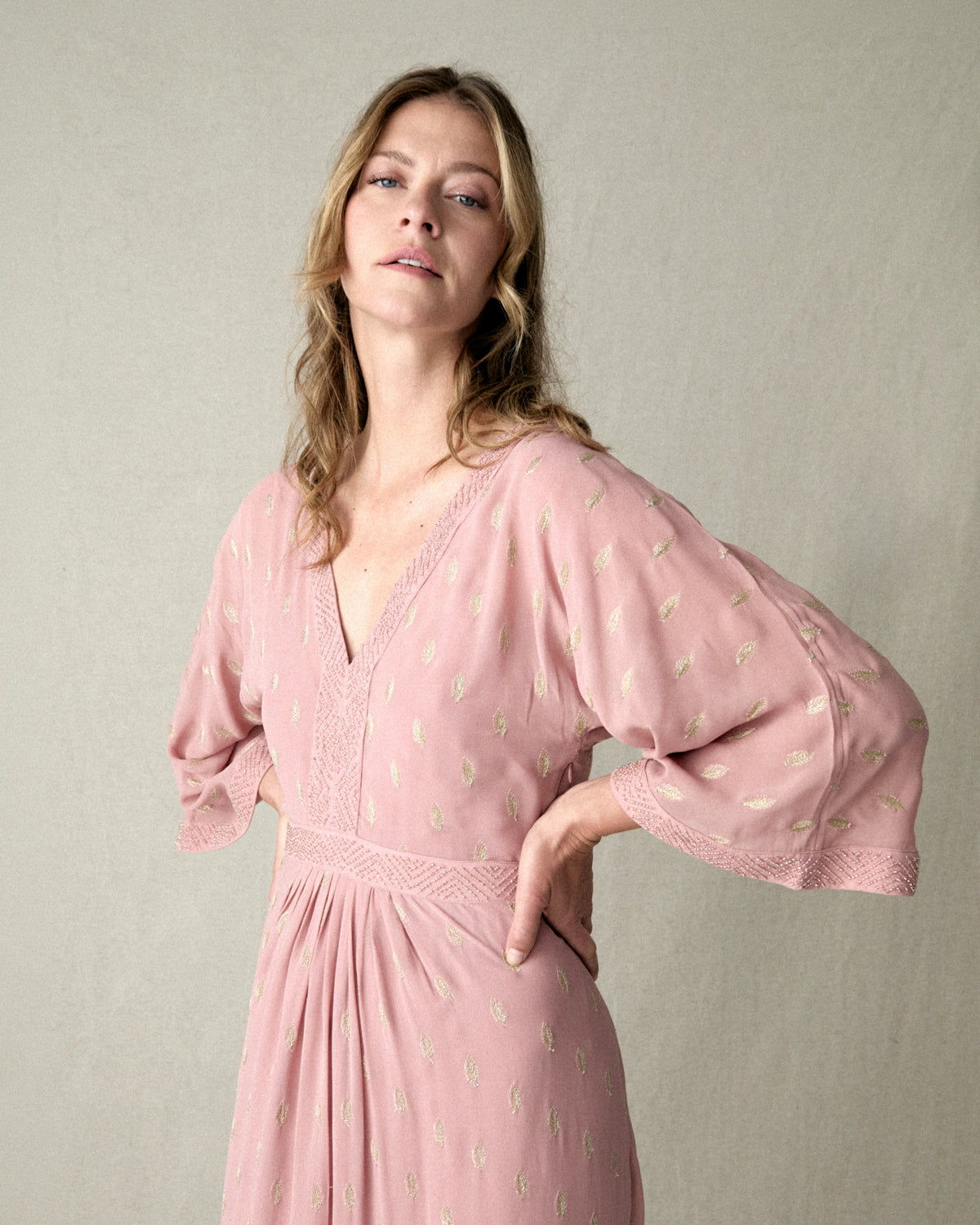 VESTIDO MIDI BORDADO