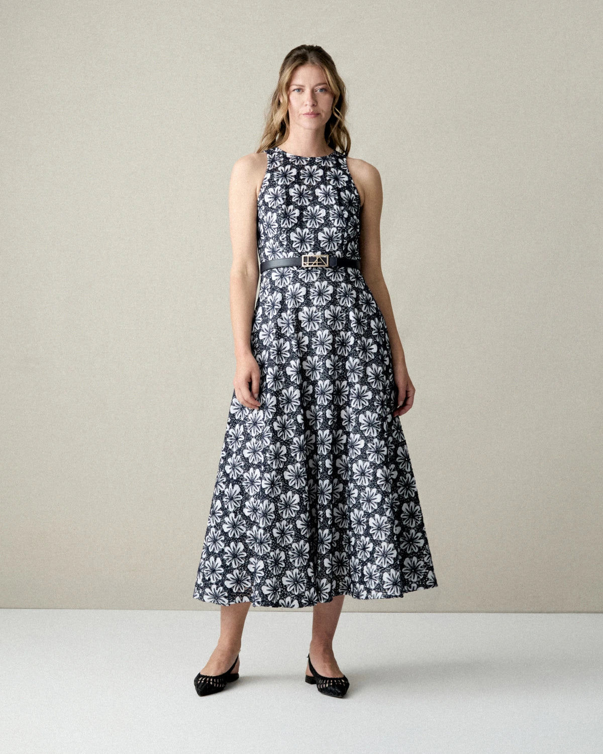 Vestido midi calado crudo con cinturón de Hannibal Laguna