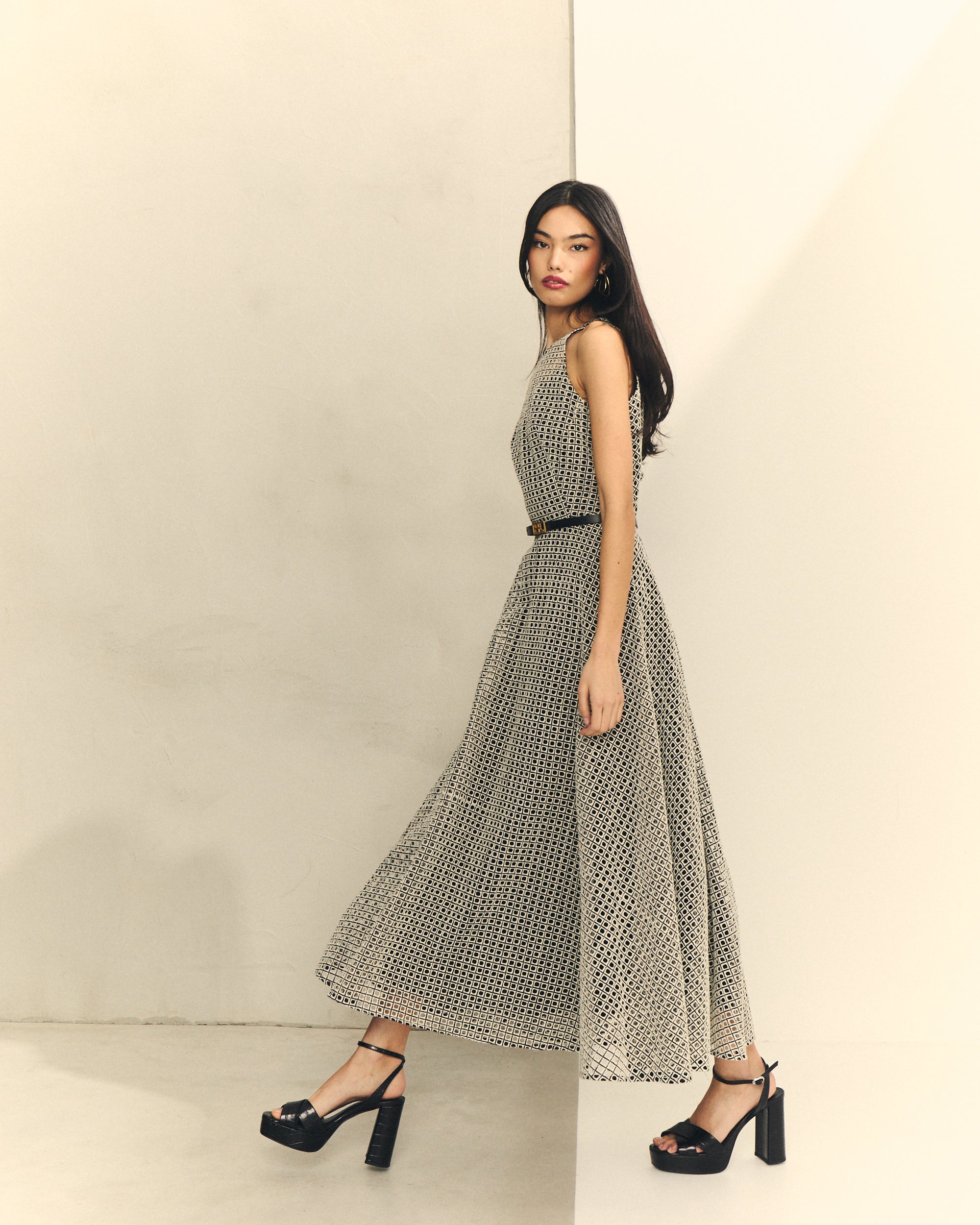 Vestido midi tirantes bordado para invitada de boda elegante — Hannibal Laguna Collection