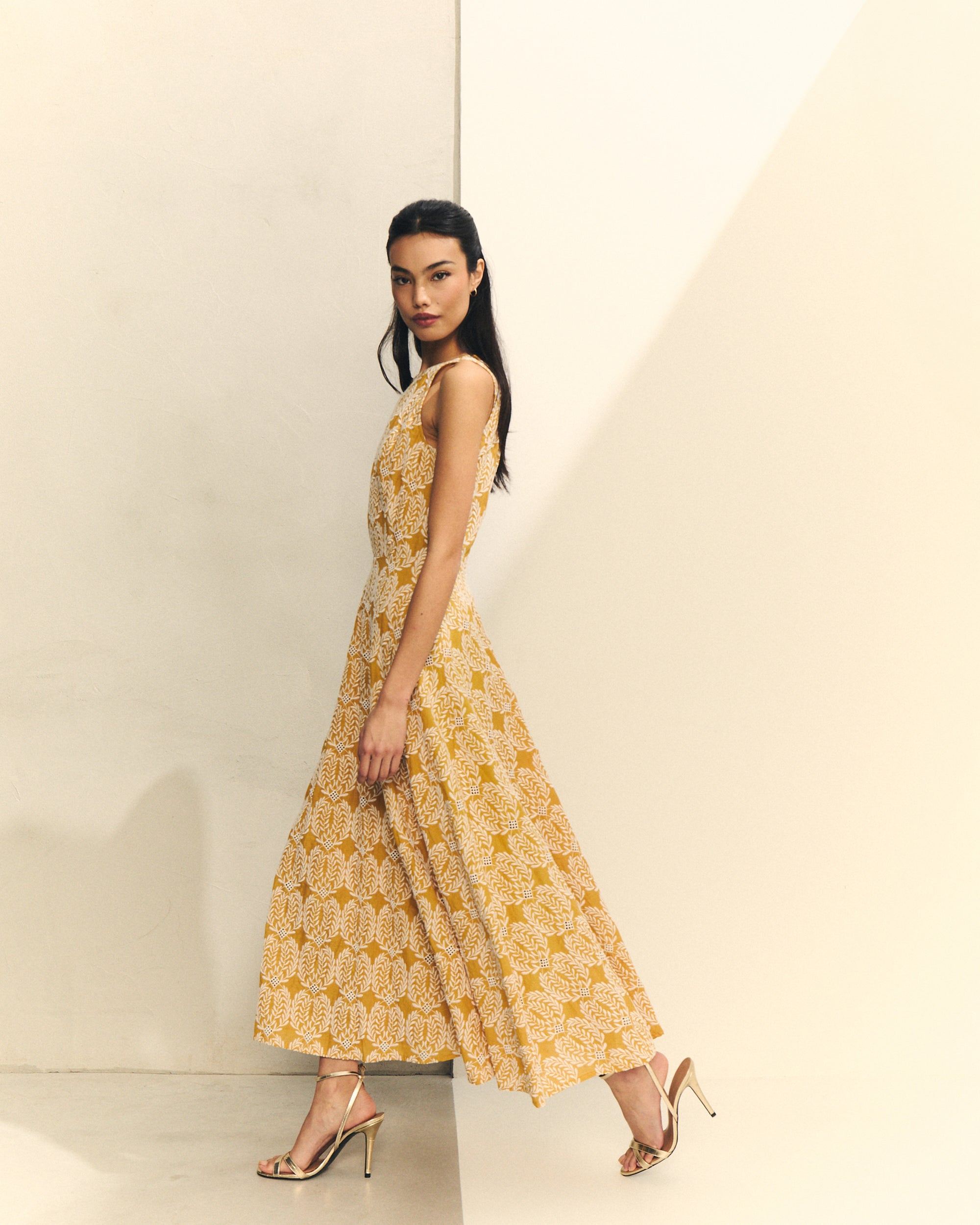 VESTIDO MIDI BORDADO CON CINTURON