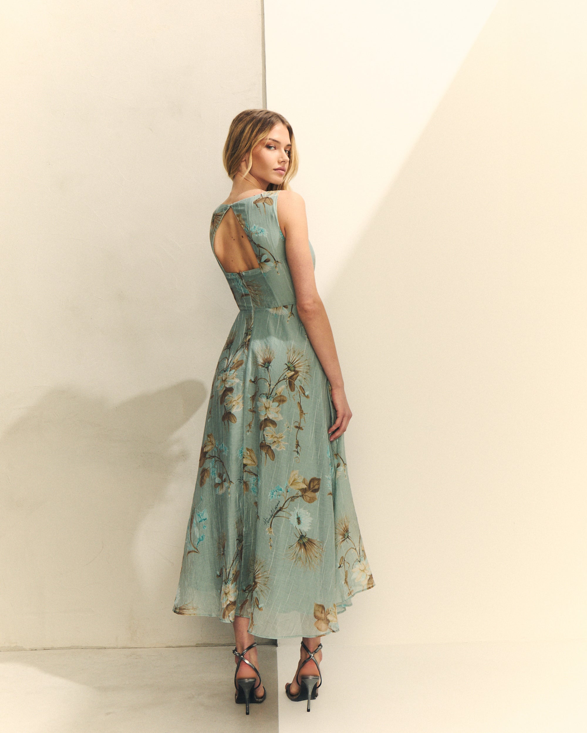 Vestido largo floral con abertura en lágrima en espalda — Hannibal Laguna Collection SS26