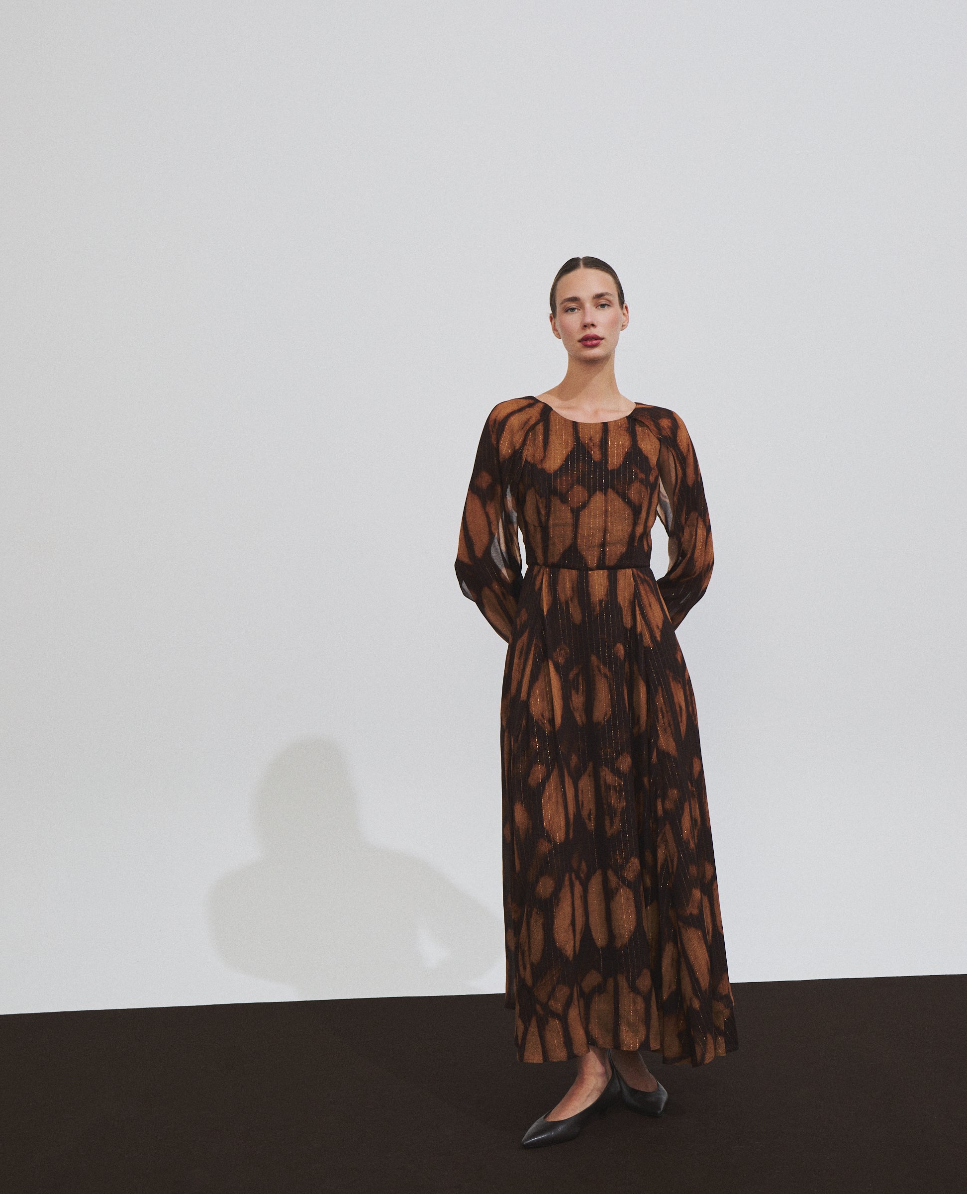 Vestido largo con estampado abstracto de Hannibal Laguna — look completo
