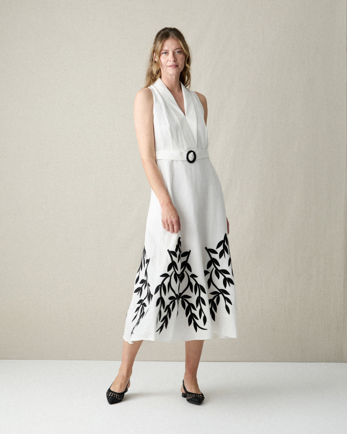 VESTIDO LINO BORDADO FLORES NEGRAS BAJO