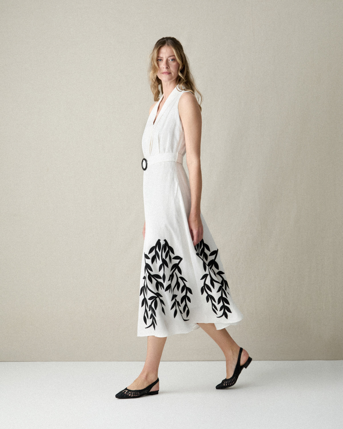 VESTIDO LINO BORDADO FLORES NEGRAS BAJO