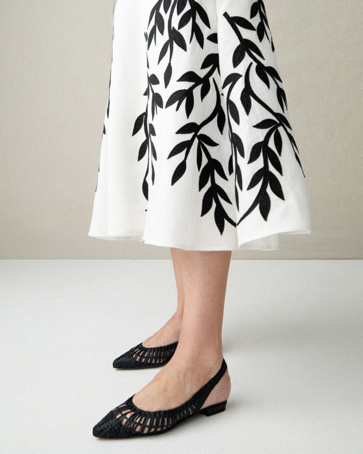 VESTIDO LINO BORDADO FLORES NEGRAS BAJO