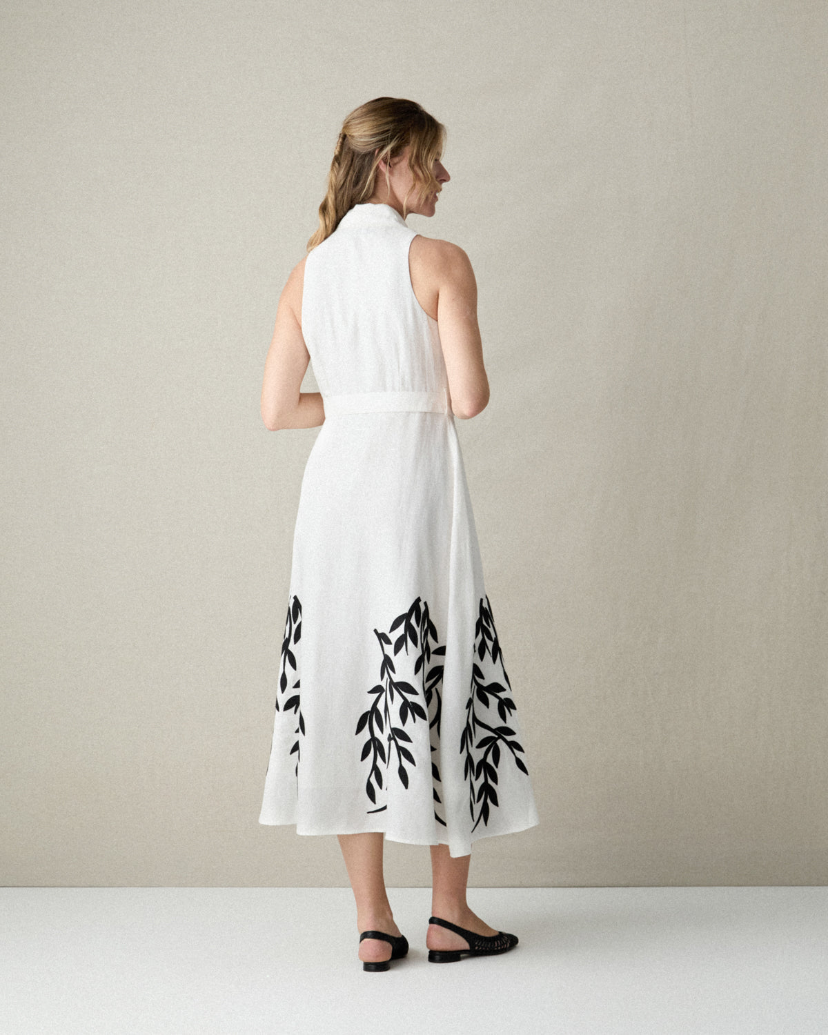 VESTIDO LINO BORDADO FLORES NEGRAS BAJO