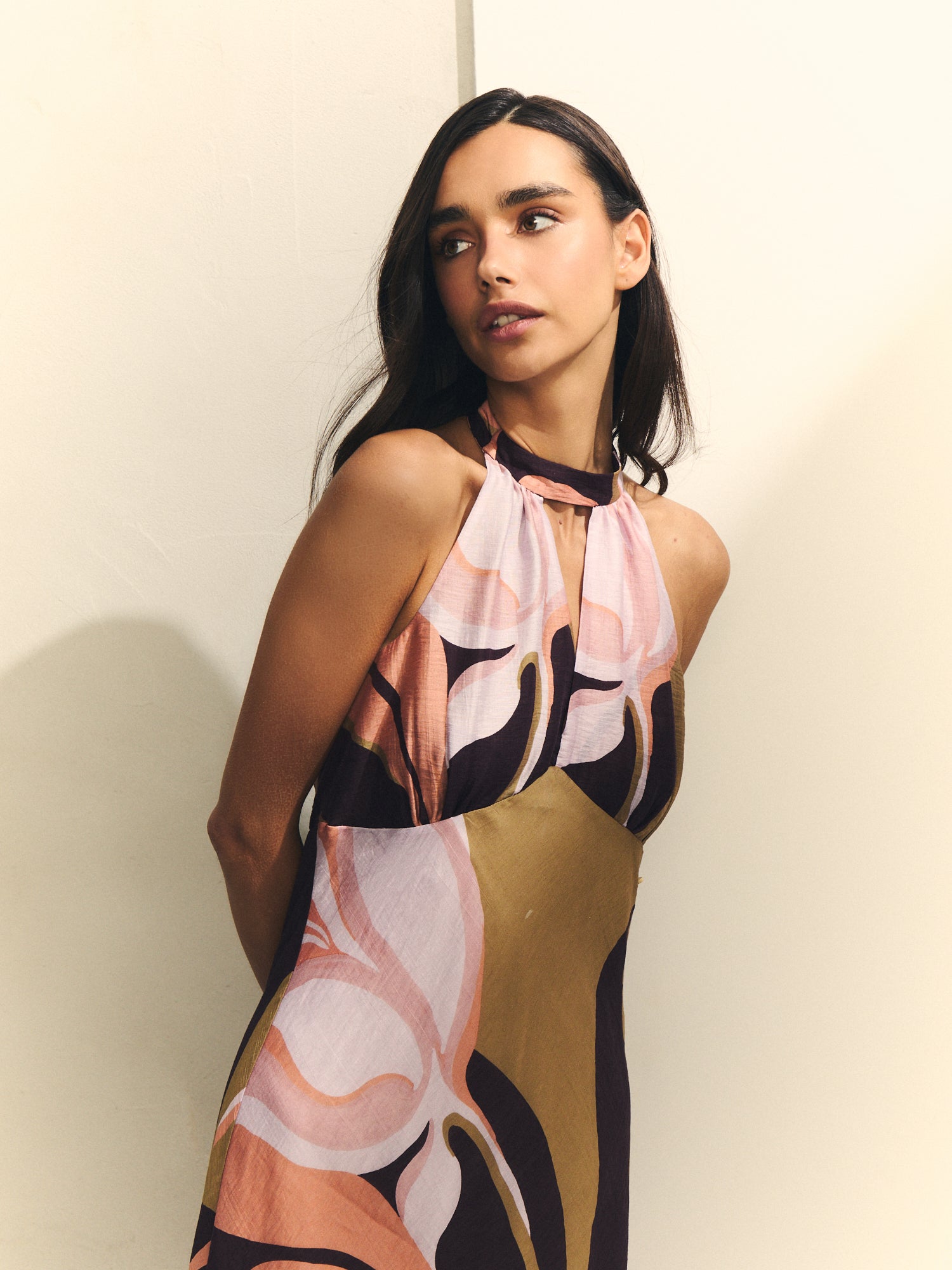Vestido cuello halter con espalda al aire.