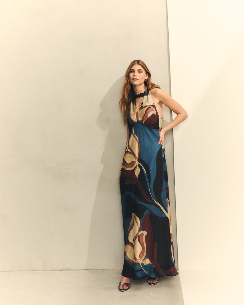 Vestido cuello halter con espalda al aire.