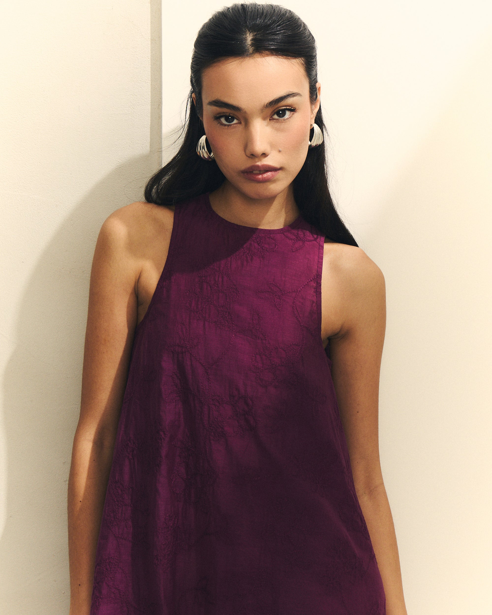 Vestido midi bordado burdeos cuello caja con tirantes — Hannibal Laguna Collection SS26