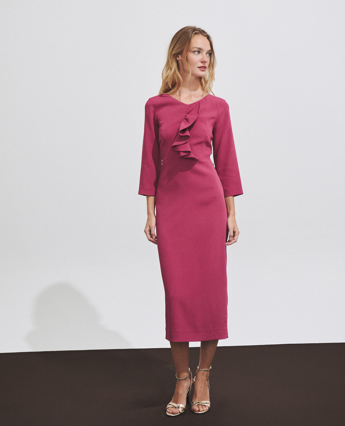 Vestido de manga tres cuartos con volante