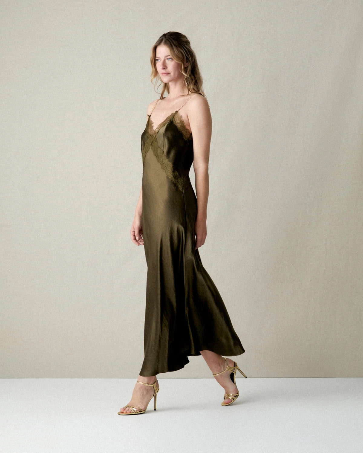 VESTIDO LENCERO