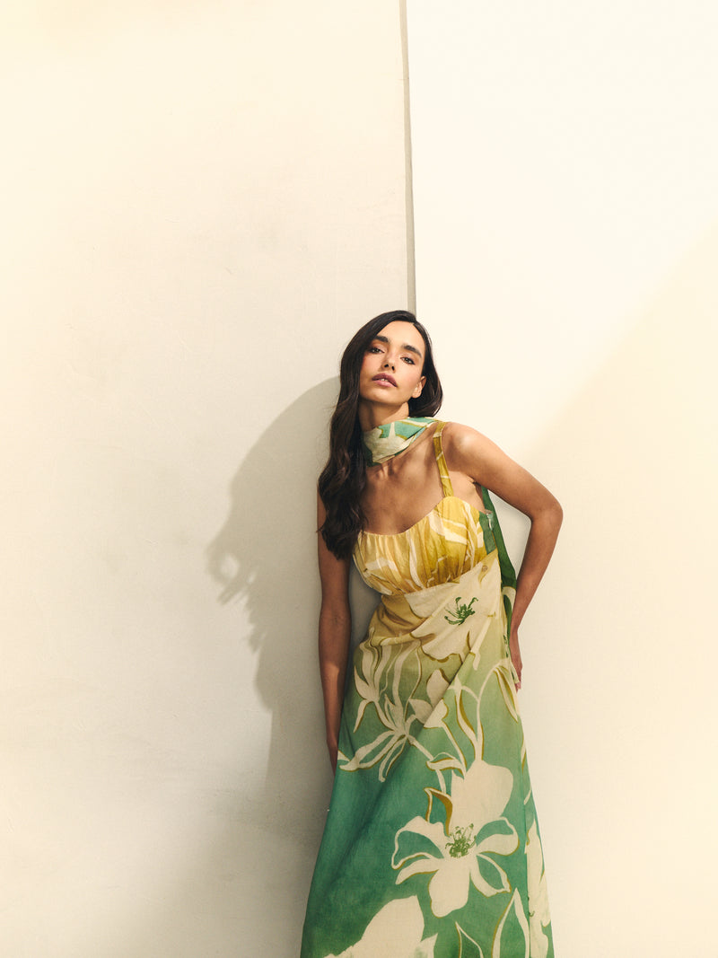 Vestido largo corte imperio con pareo a juego.