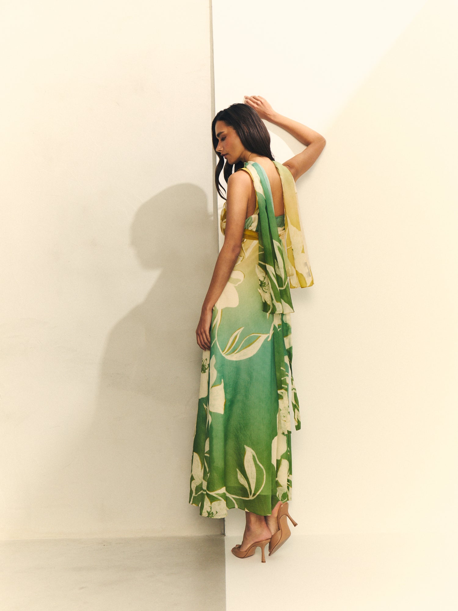 Vestido largo corte imperio con pareo a juego.