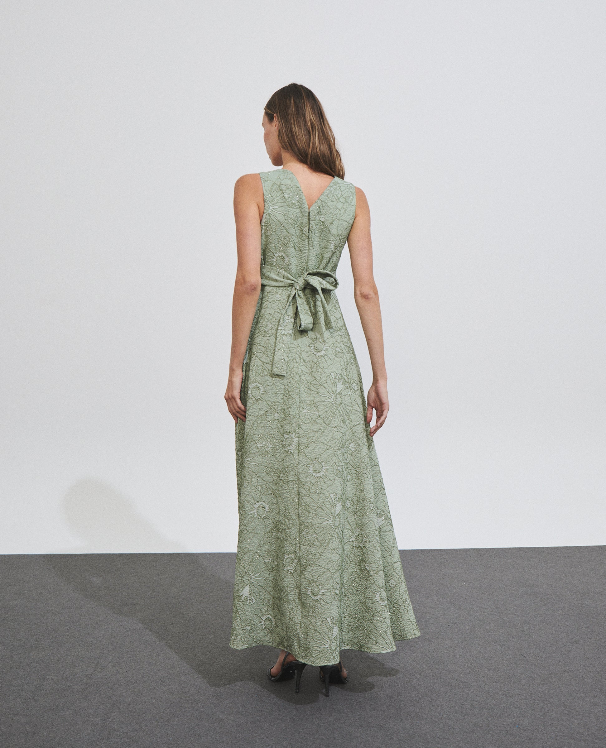 Vestido largo cruzado con cinturón lazada