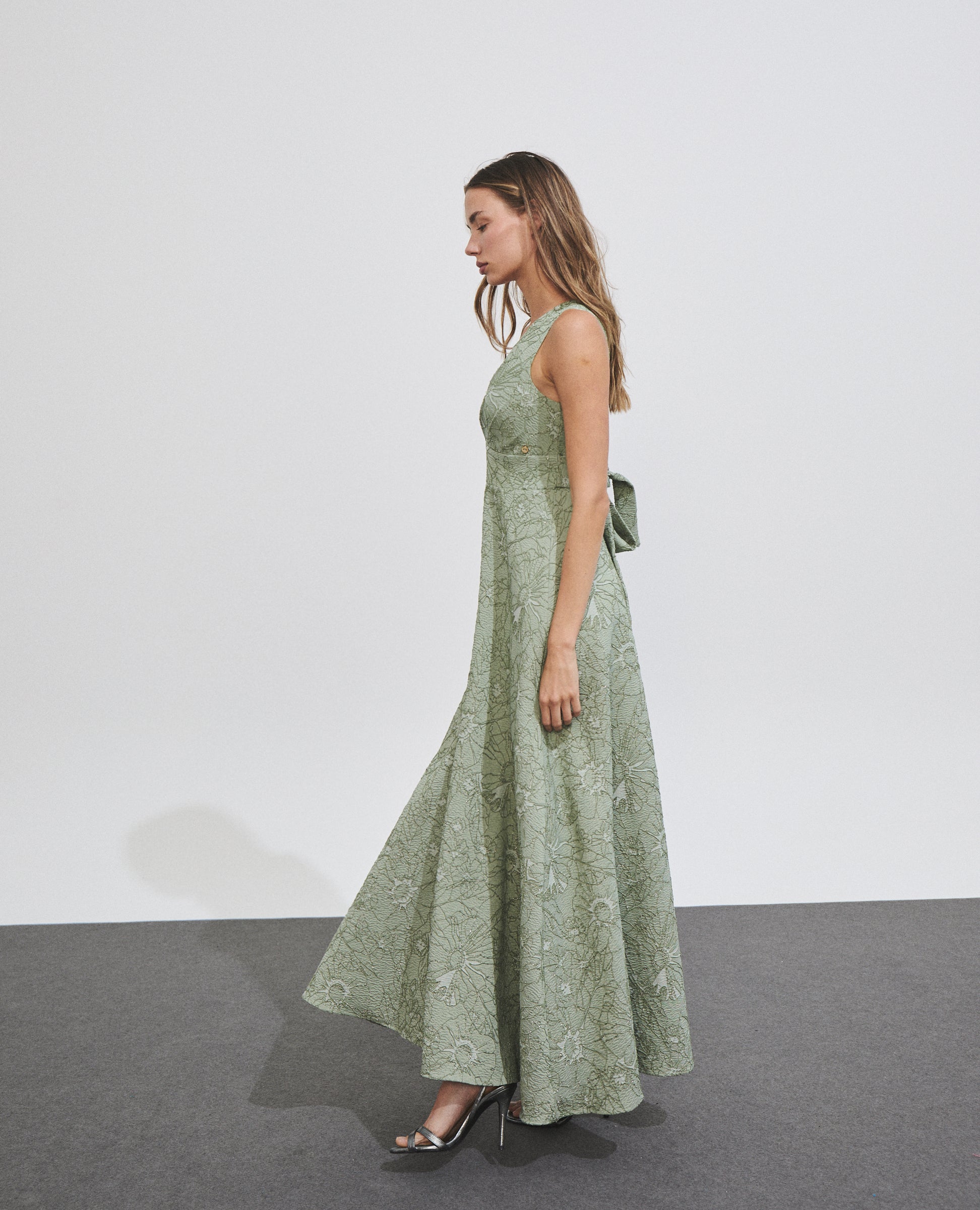 Vestido largo cruzado con cinturón lazada