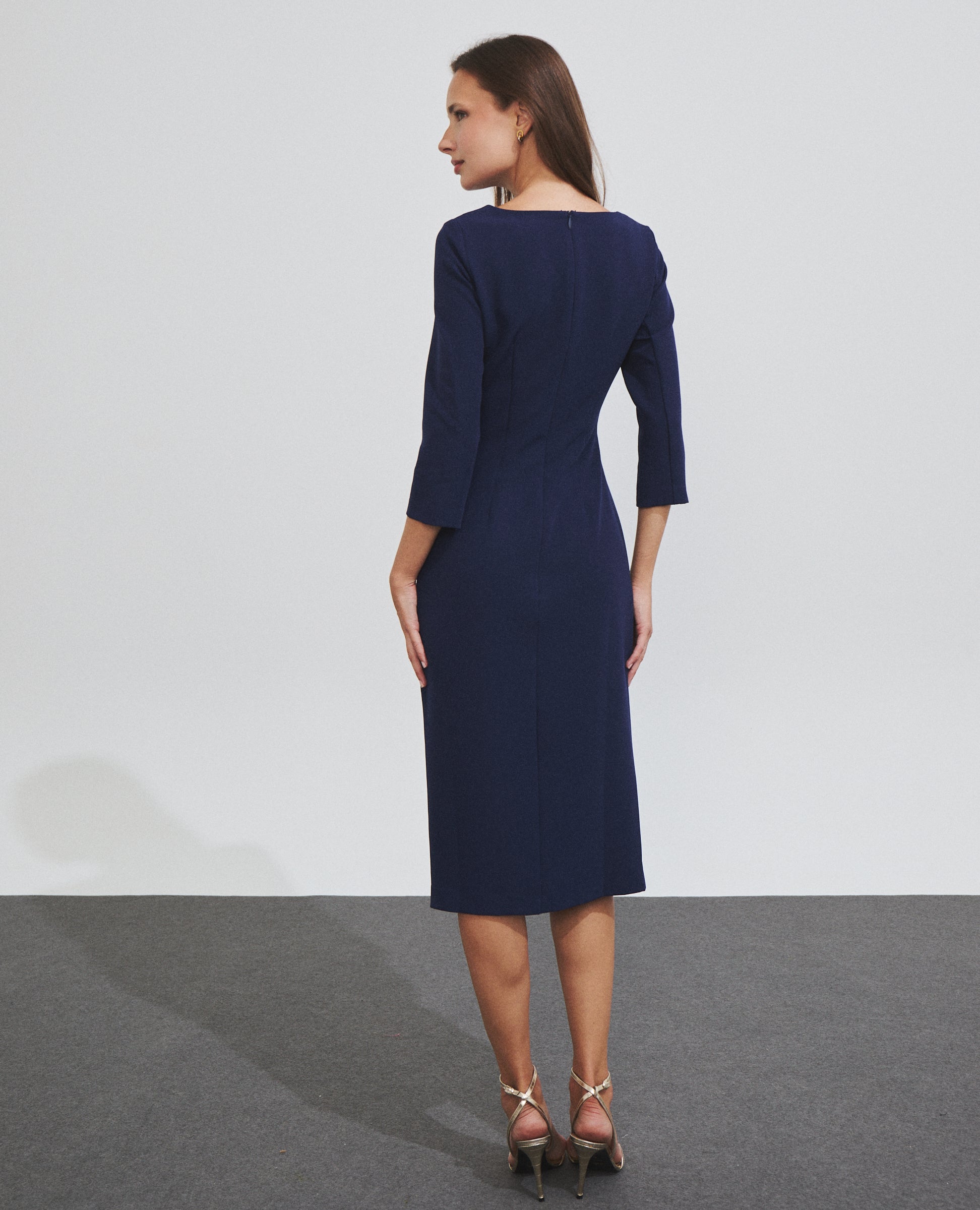 Vestido midi drapeado azul de Hannibal Laguna — vista de espalda