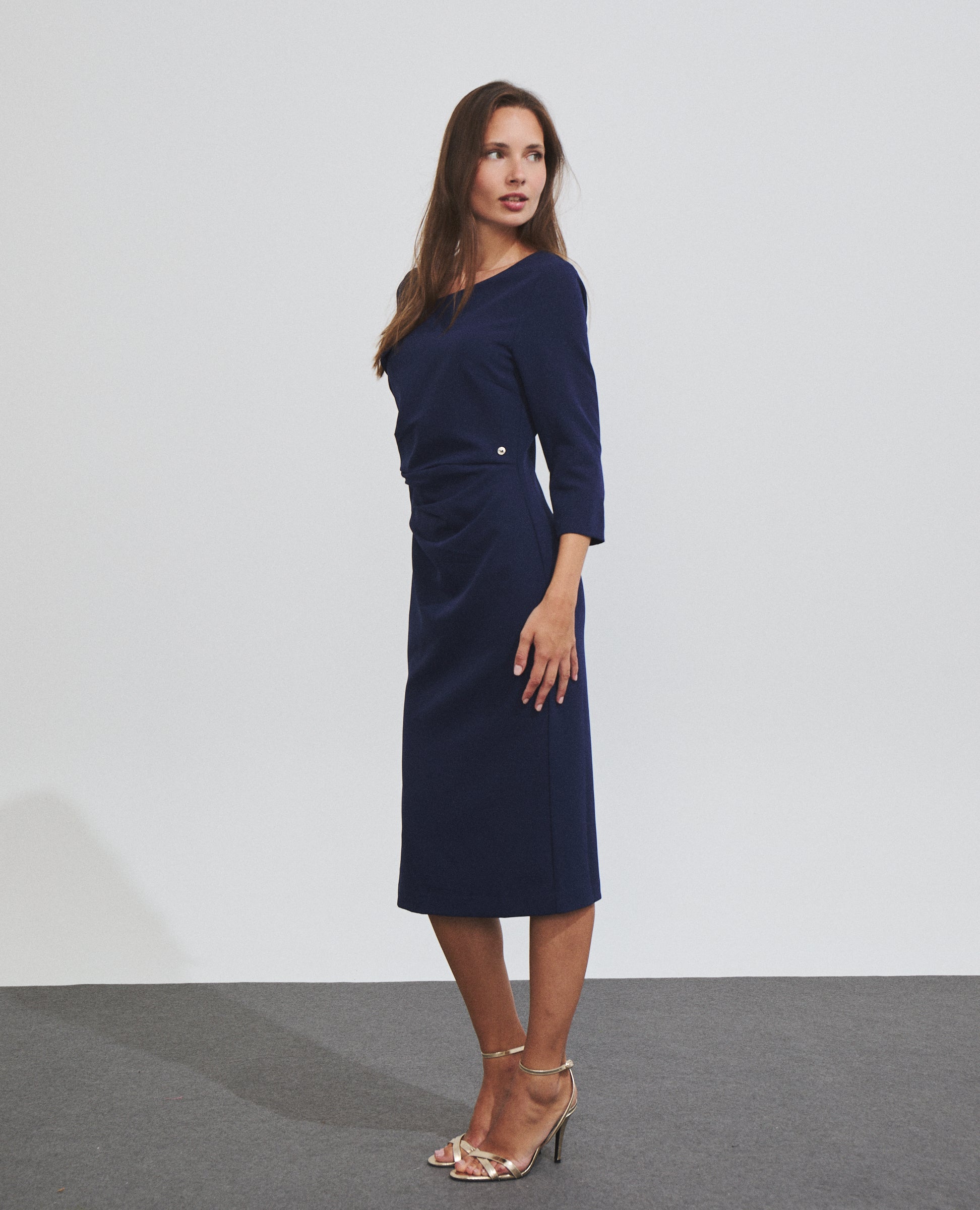 Vestido midi drapeado azul de Hannibal Laguna — detalle del drapeado