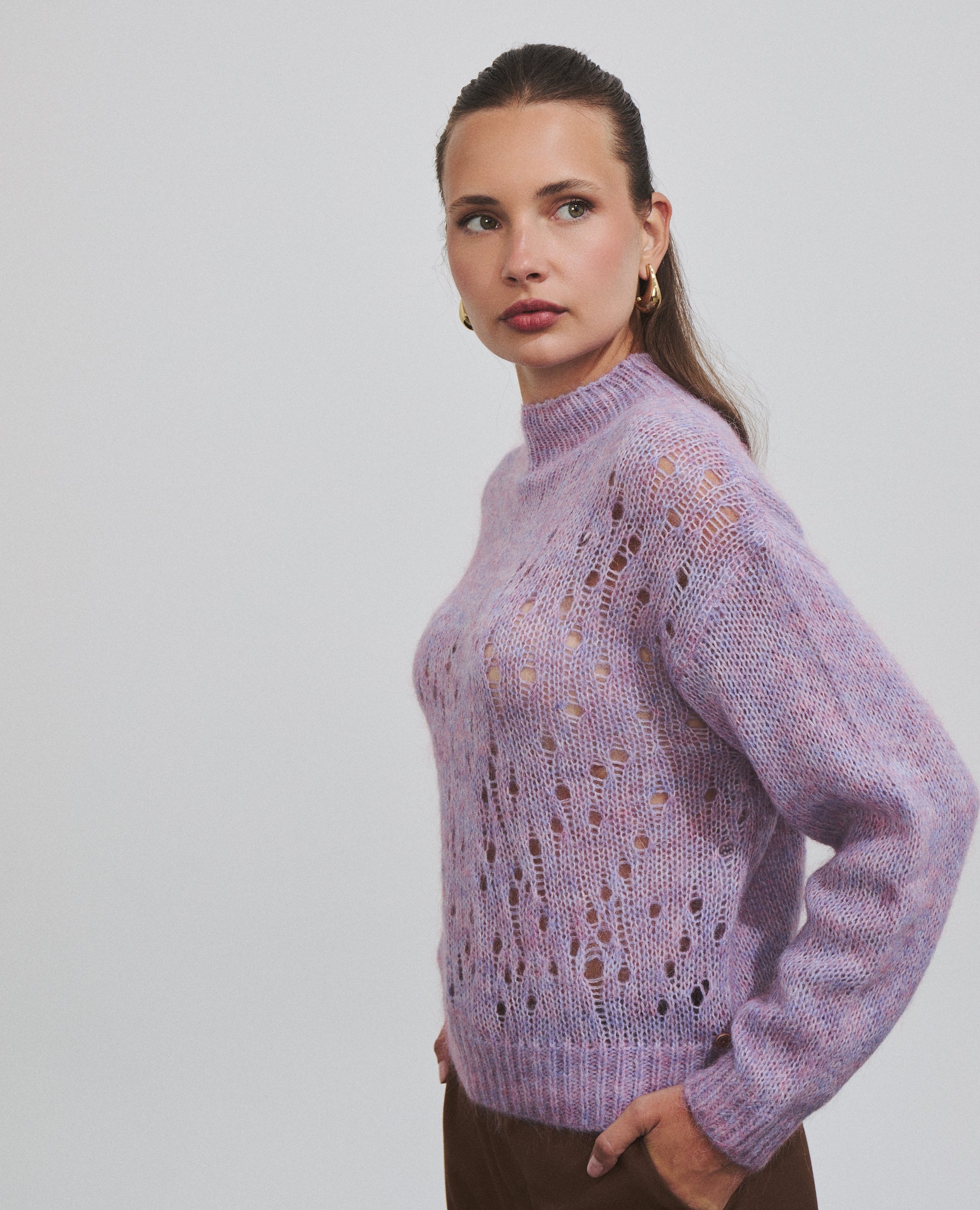 Jersey calado morado con cuello alto de Hannibal Laguna — detalle del calado
