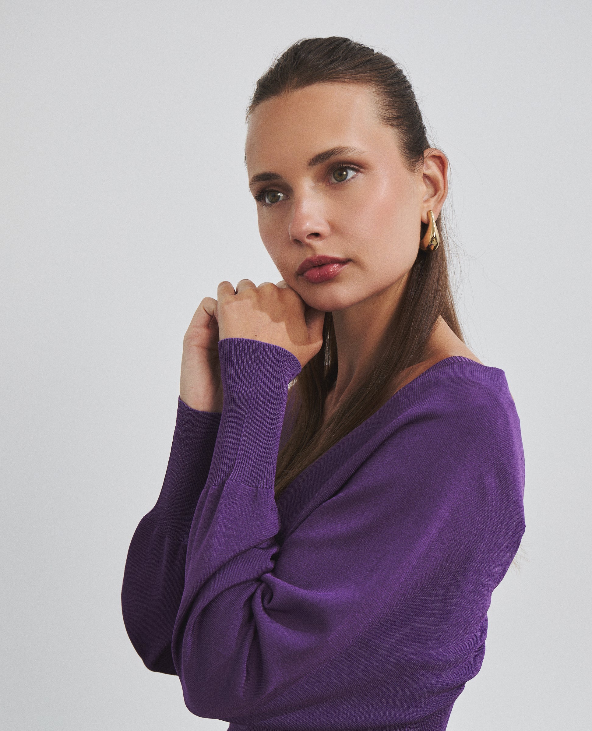 Jersey cruzado morado con escote en pico de Hannibal Laguna — detalle del punto