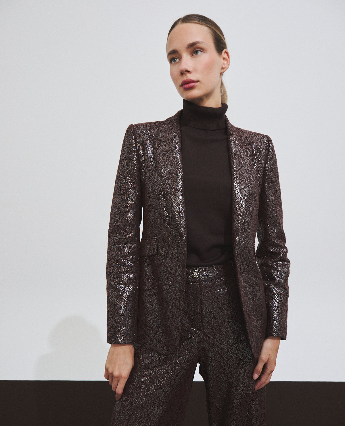 Jersey de mujer de punto fino con cuello cisne