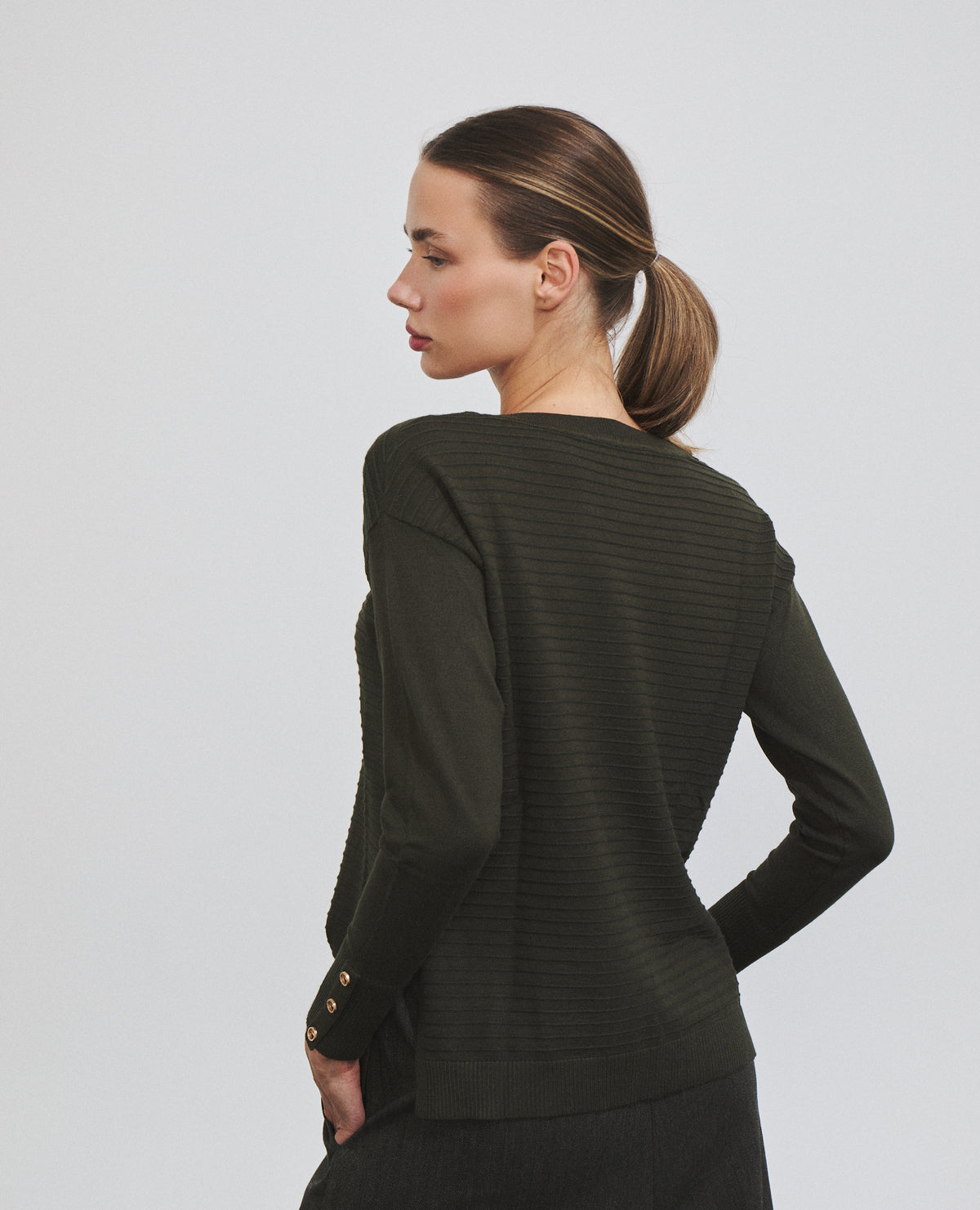 Jersey de mujer con cuello redondo y botones decorativos