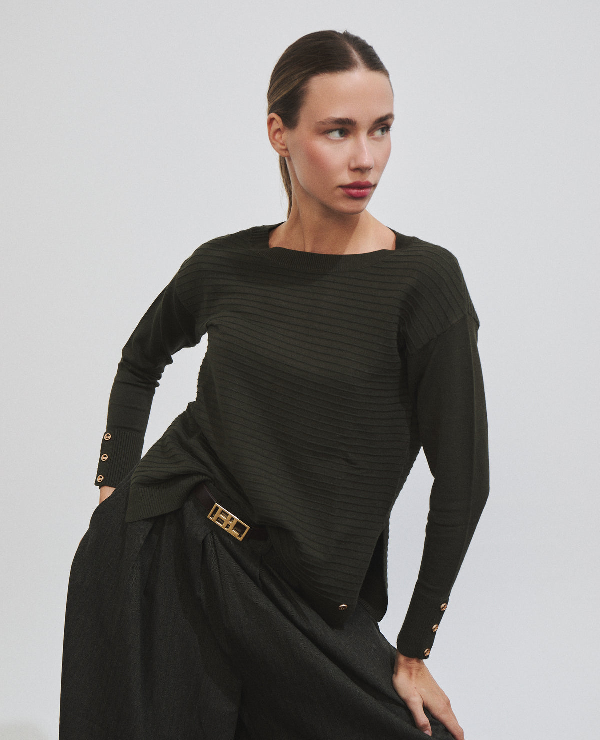 Jersey de mujer con cuello redondo y botones decorativos