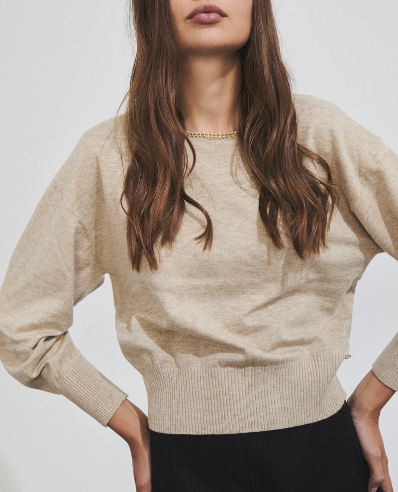 Jersey de mujer con detalle de cadena en el escote