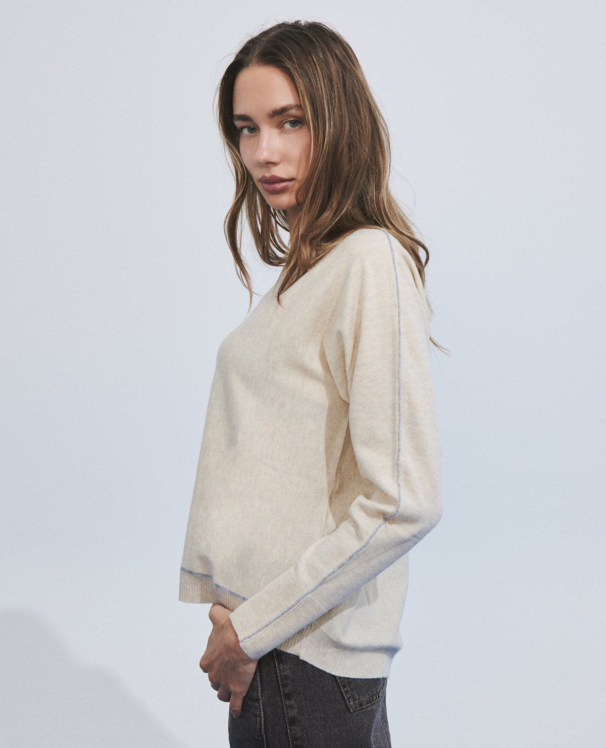 Jersey de mujer de punto fino con costuras en contraste