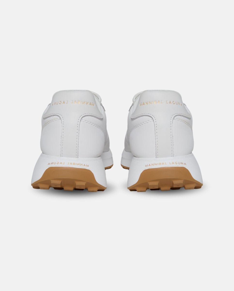 Zapatilla Blanca con Suela Alta y Detalles Dorados