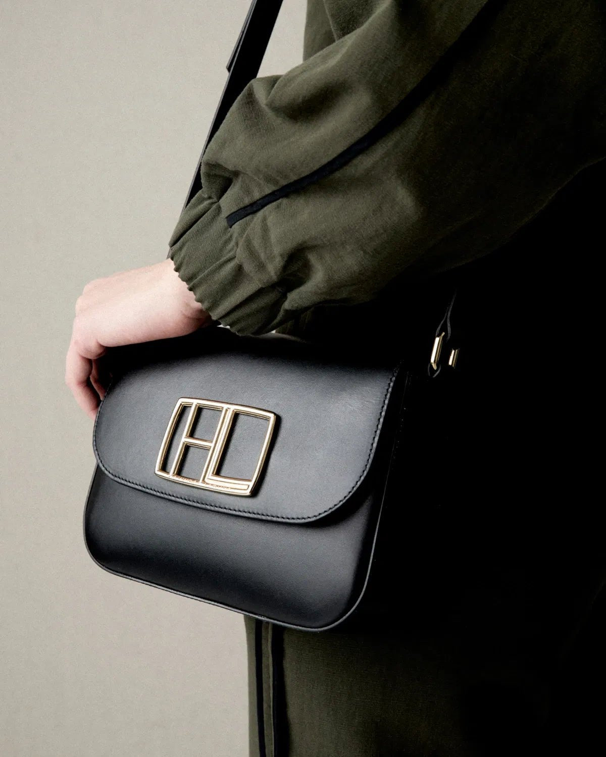 BOLSO PEQUEÑO CROSSBODY PIEL LISA NEGRA de mujer Hannibal Laguna Collection