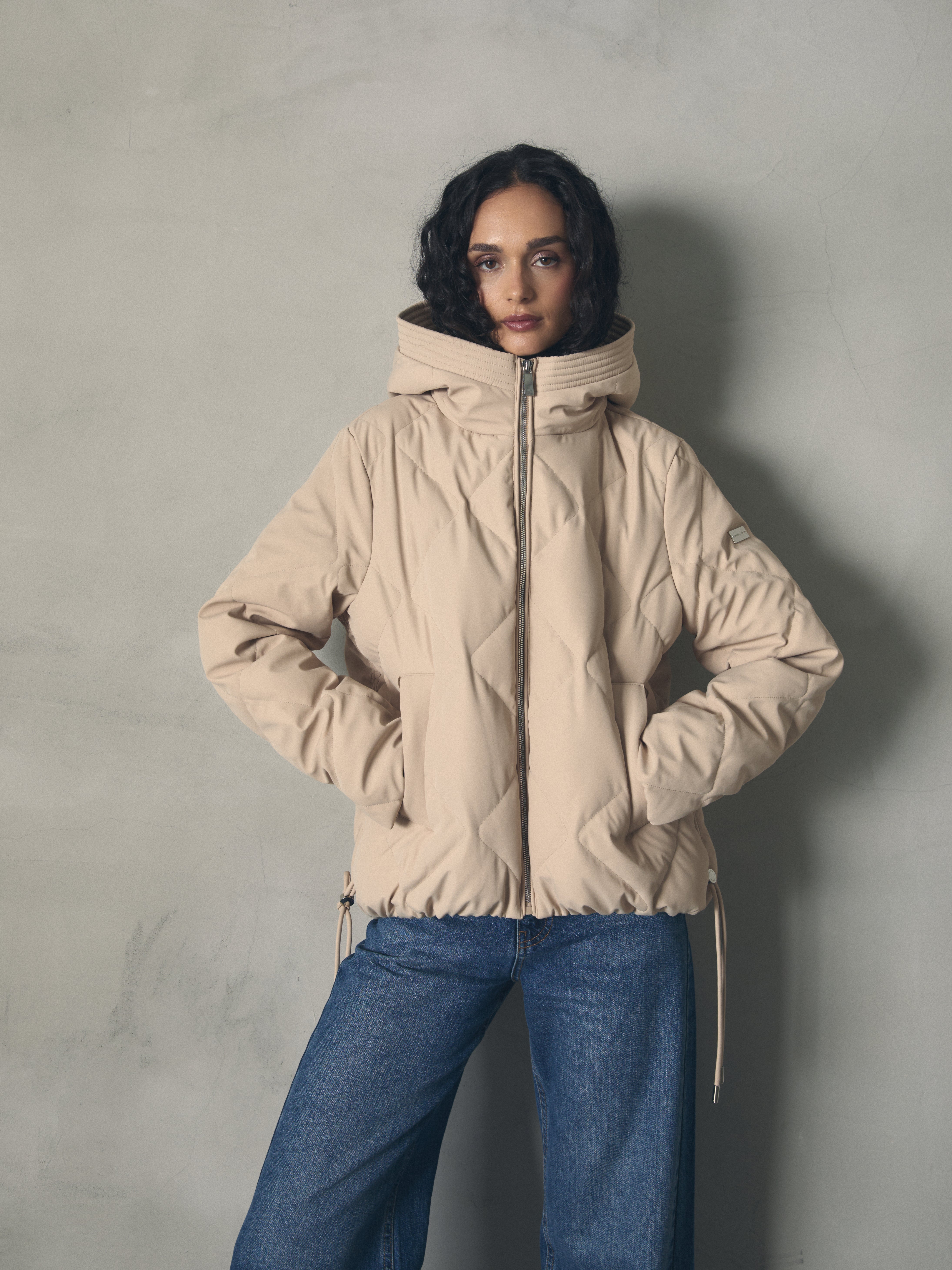 PLUMAS CORTO ACOLCHADO ROMBO CON CAPUCHA de mujer Hannibal Laguna Collection