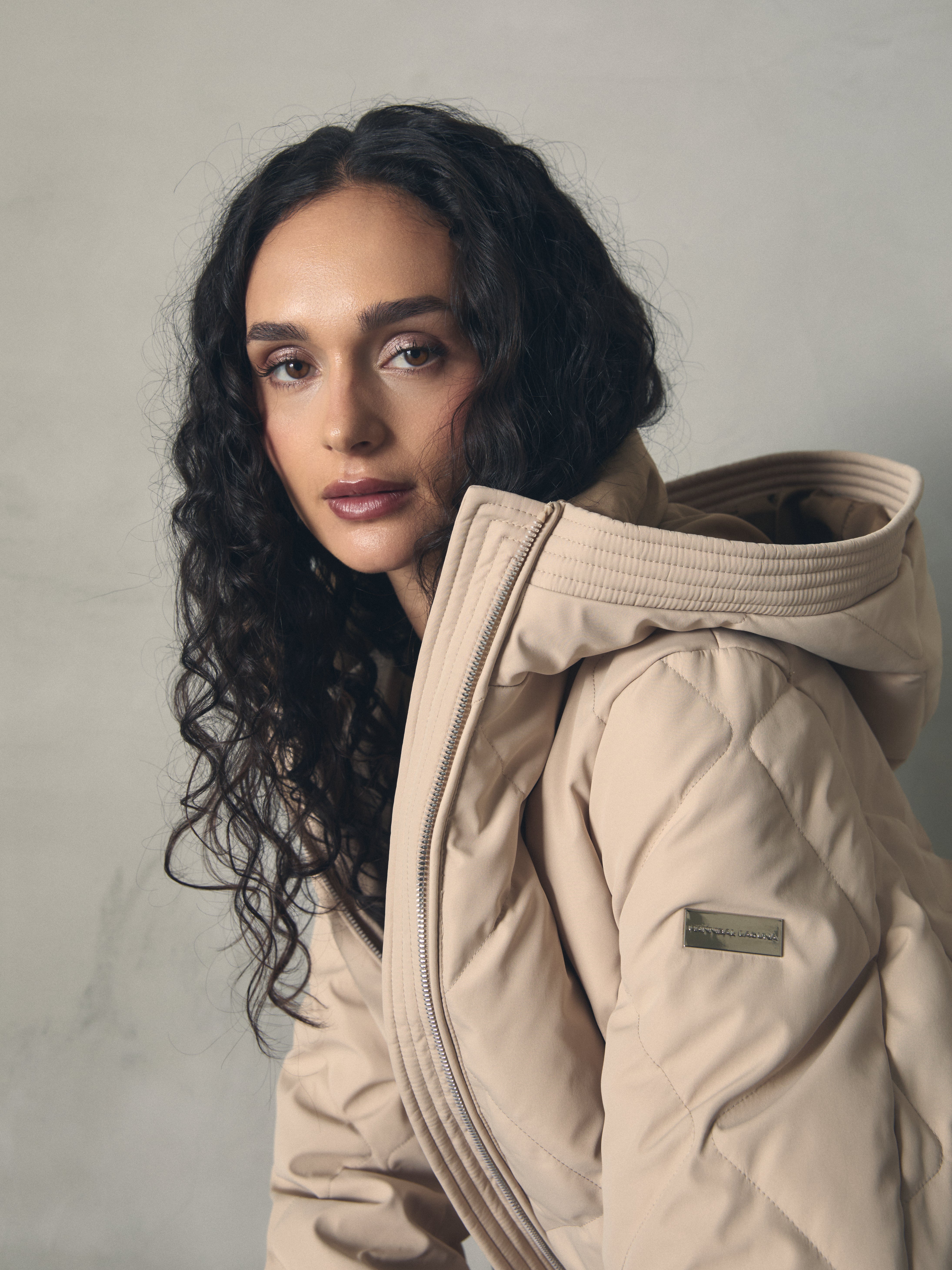 PLUMAS CORTO ACOLCHADO ROMBO CON CAPUCHA de mujer Hannibal Laguna Collection