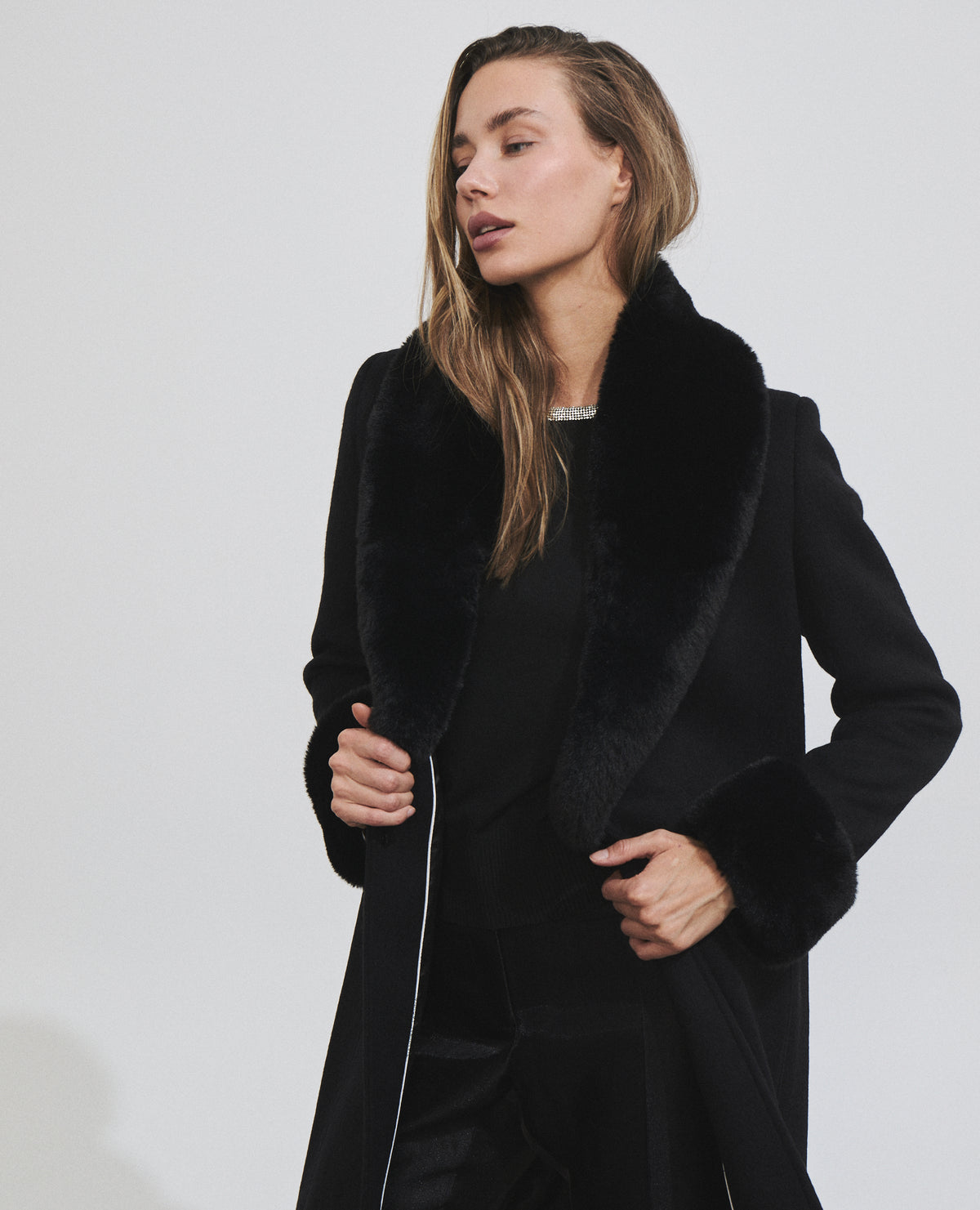 Abrigo midi de mujer con cuello de pelo y manga larga
