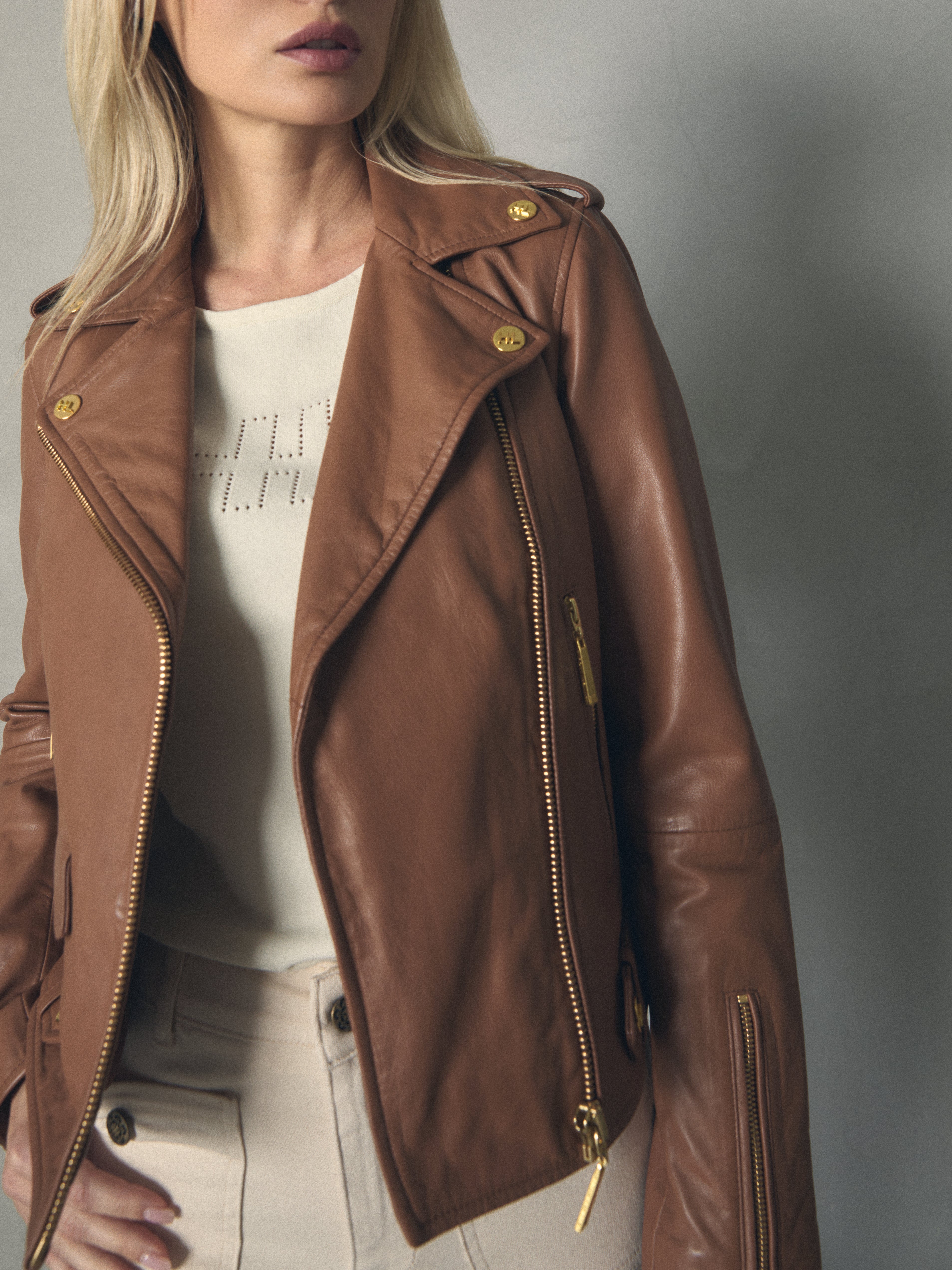 BIKER CLASICO CON CREMALLERAS PAVONADAS