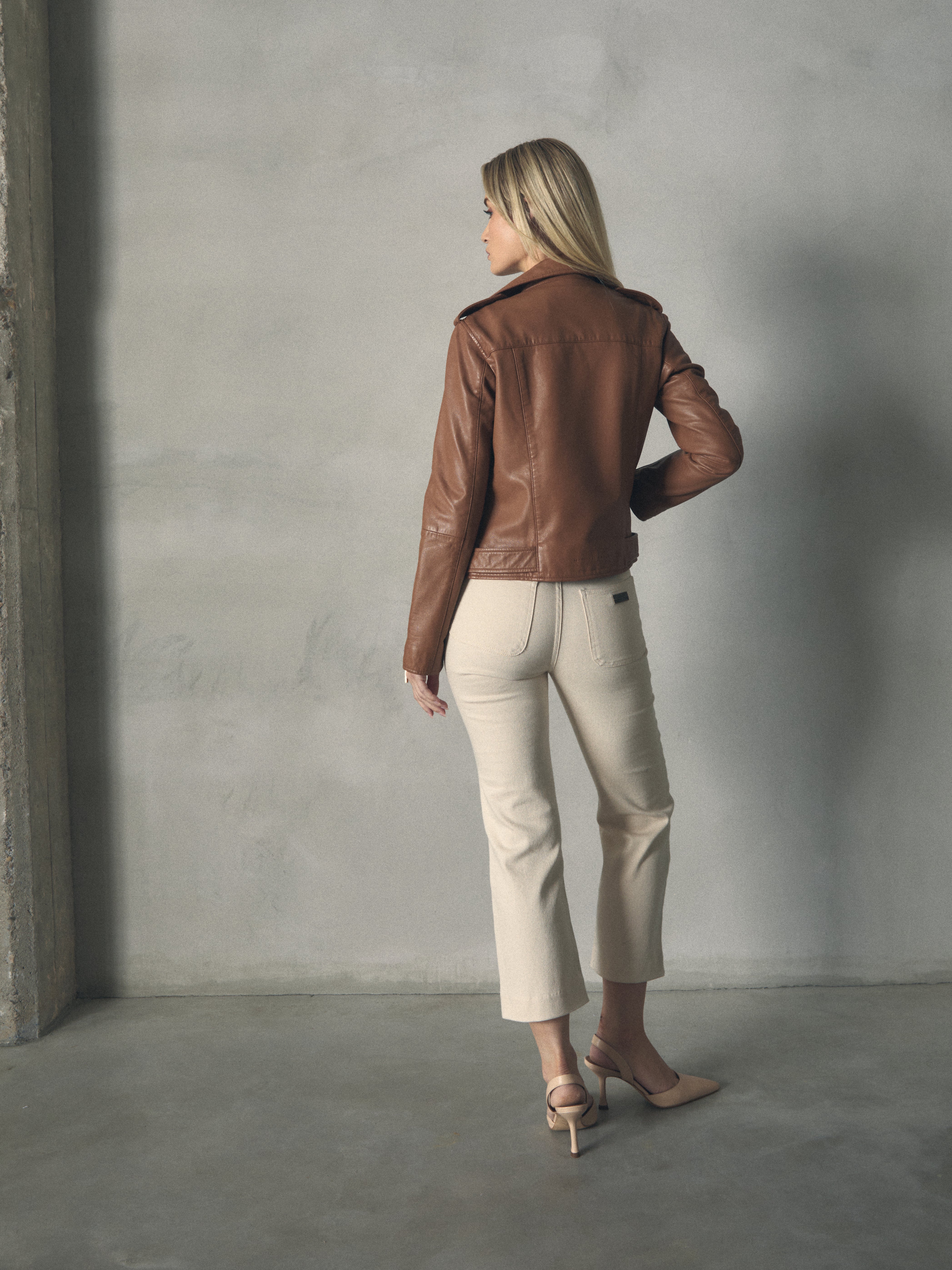 BIKER CLASICO CON CREMALLERAS PAVONADAS
