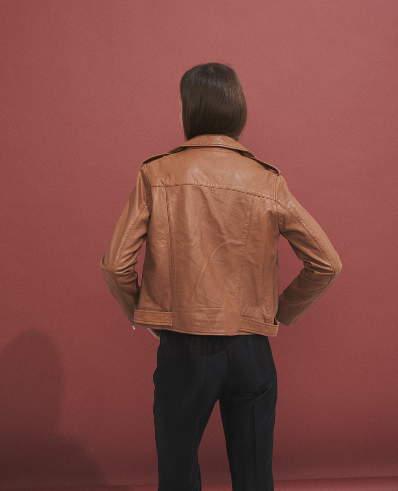 Chaqueta 100% piel de mujer estilo biker.