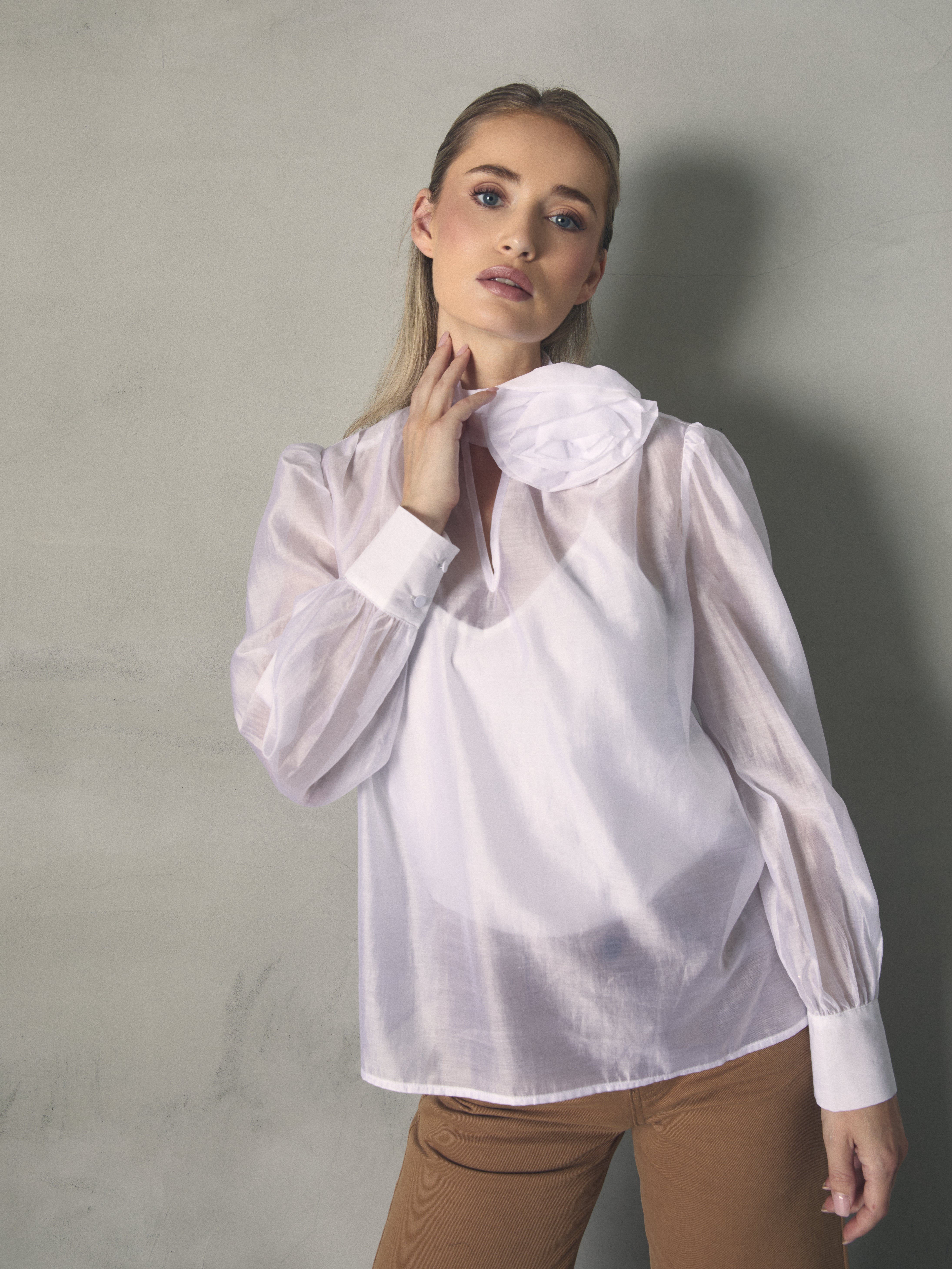 BLUSA LAZO CUELLO CON DETALLE FLOR