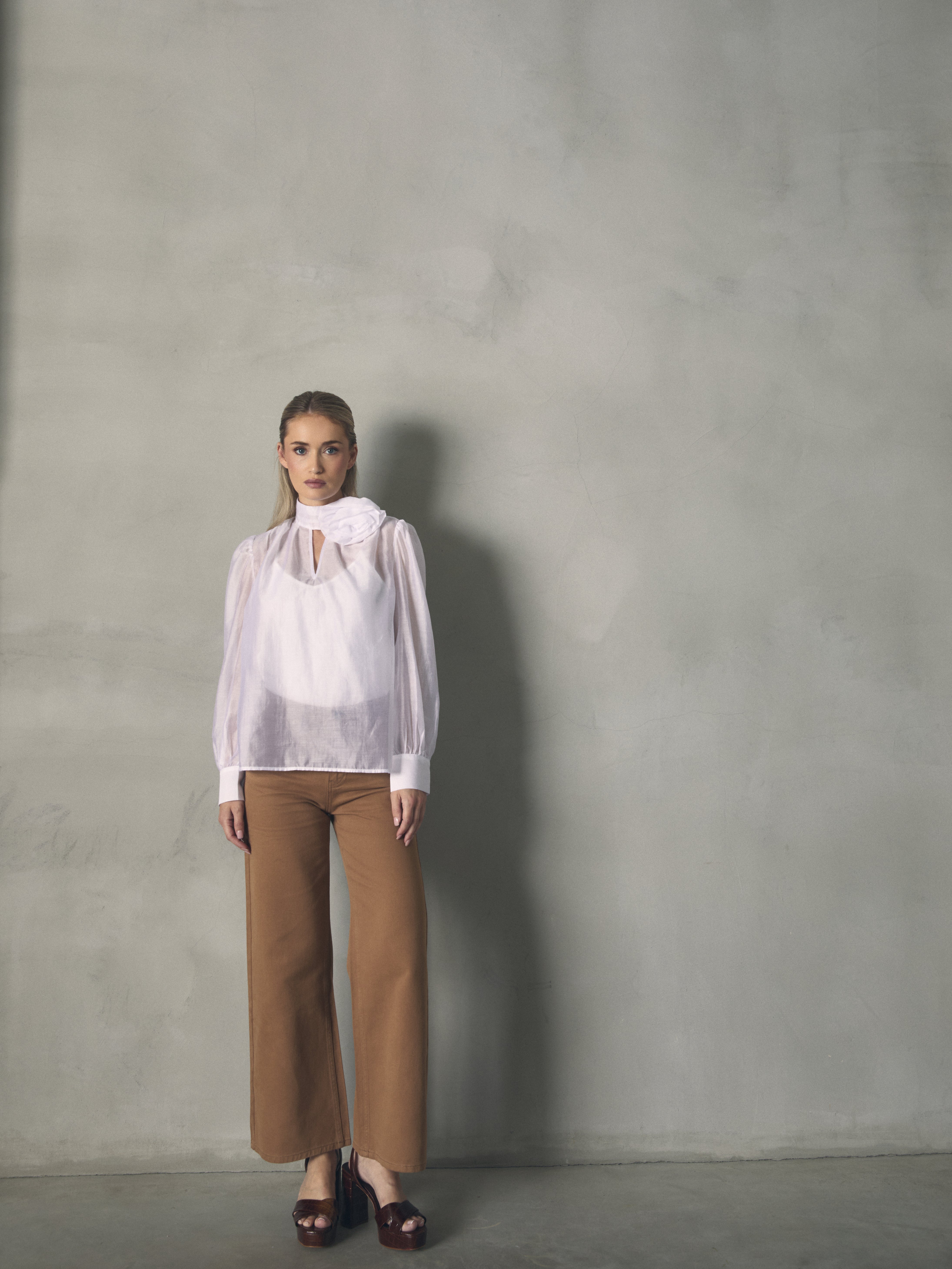 BLUSA LAZO CUELLO CON DETALLE FLOR