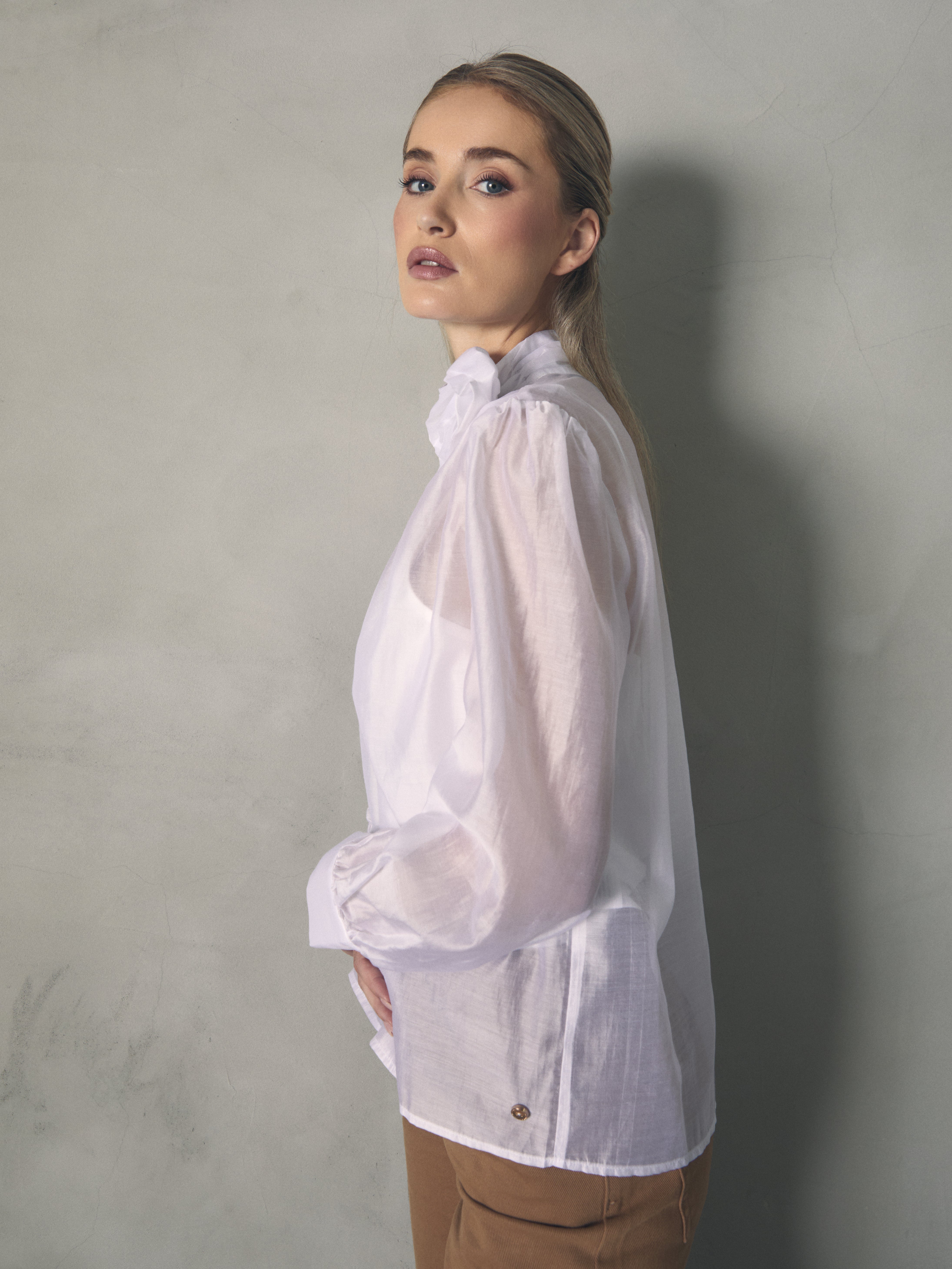 BLUSA LAZO CUELLO CON DETALLE FLOR