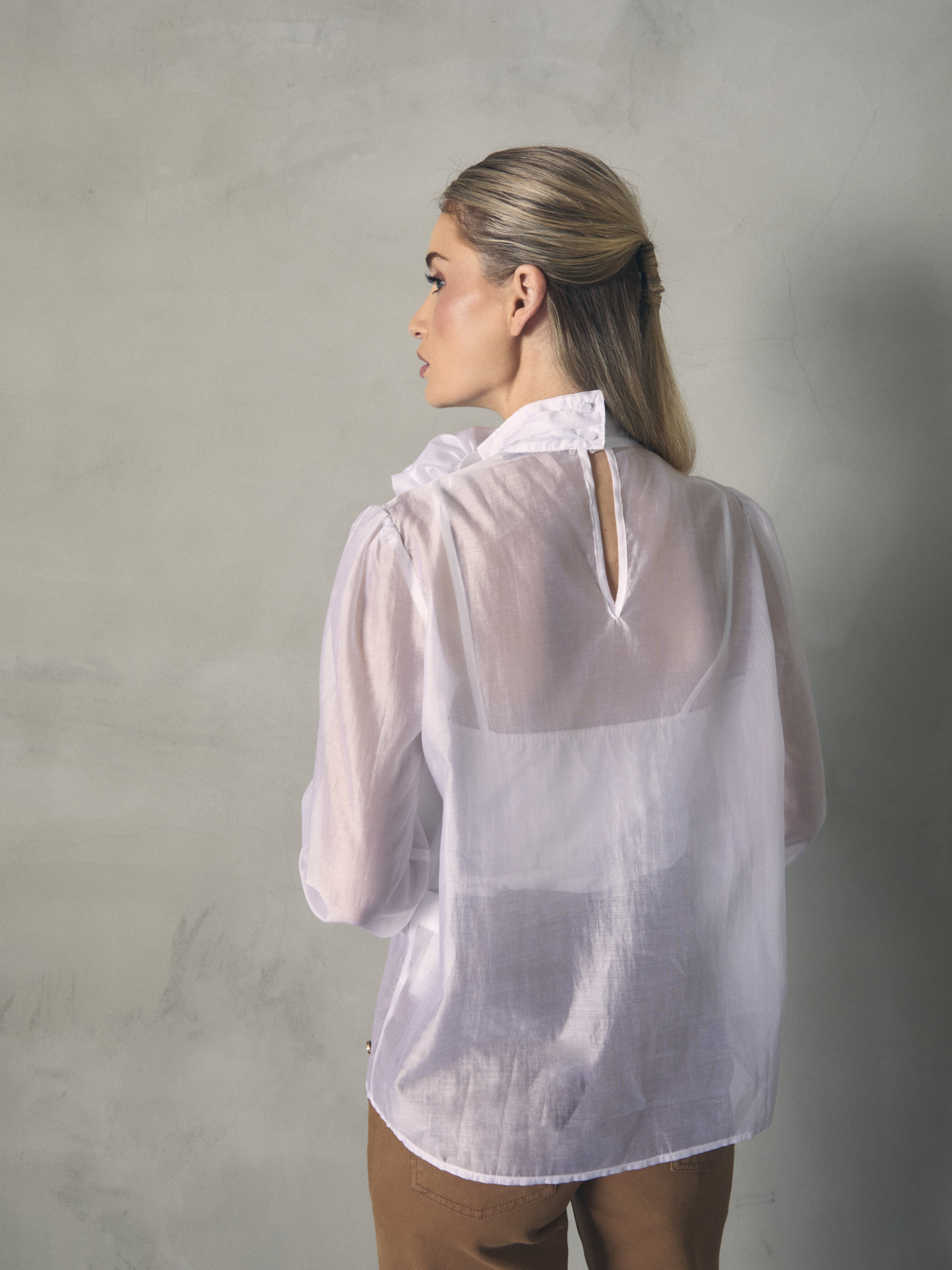 BLUSA LAZO CUELLO CON DETALLE FLOR