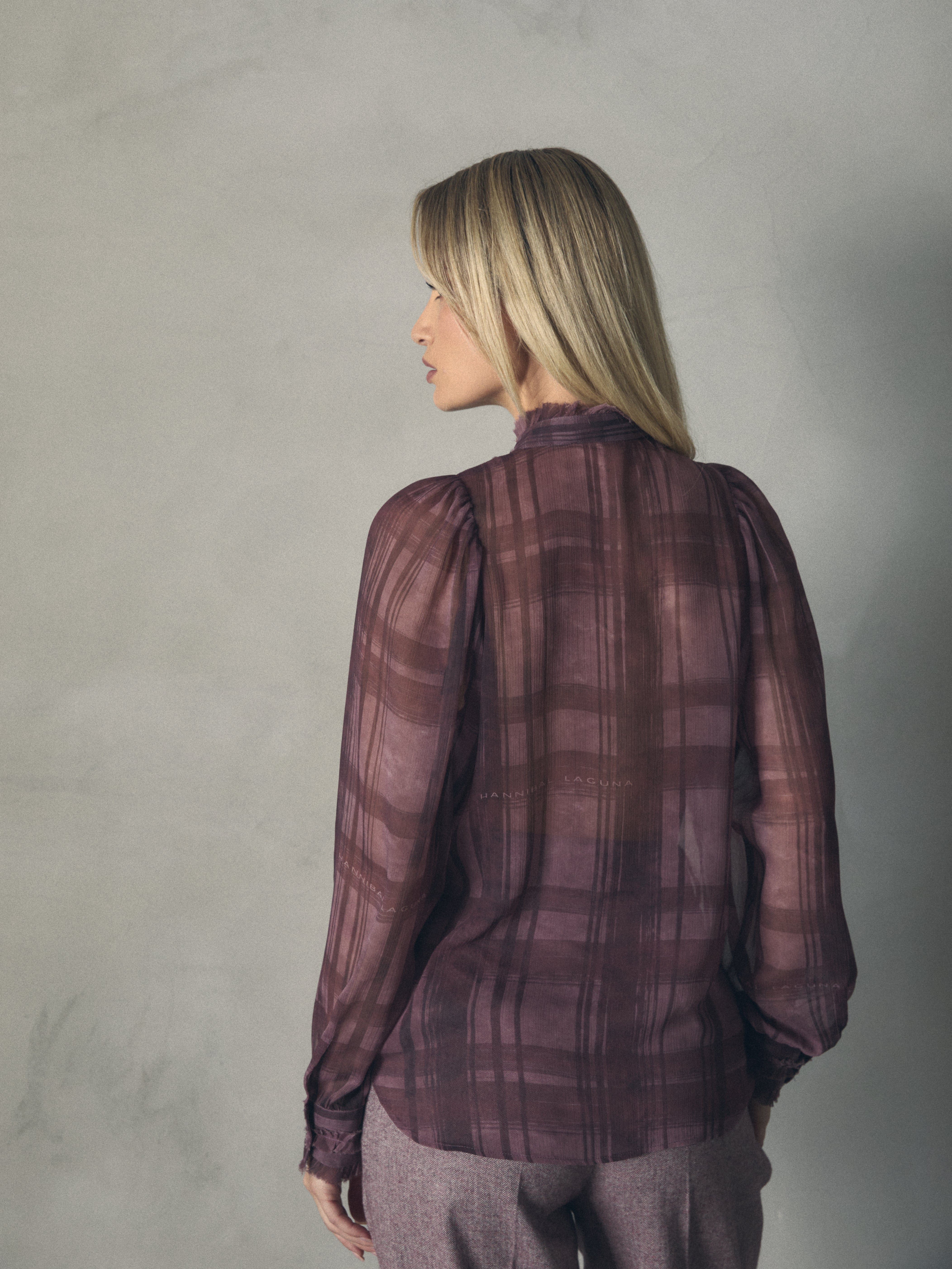 BLUSA DE CUADROS DETALLE DELANTERO
