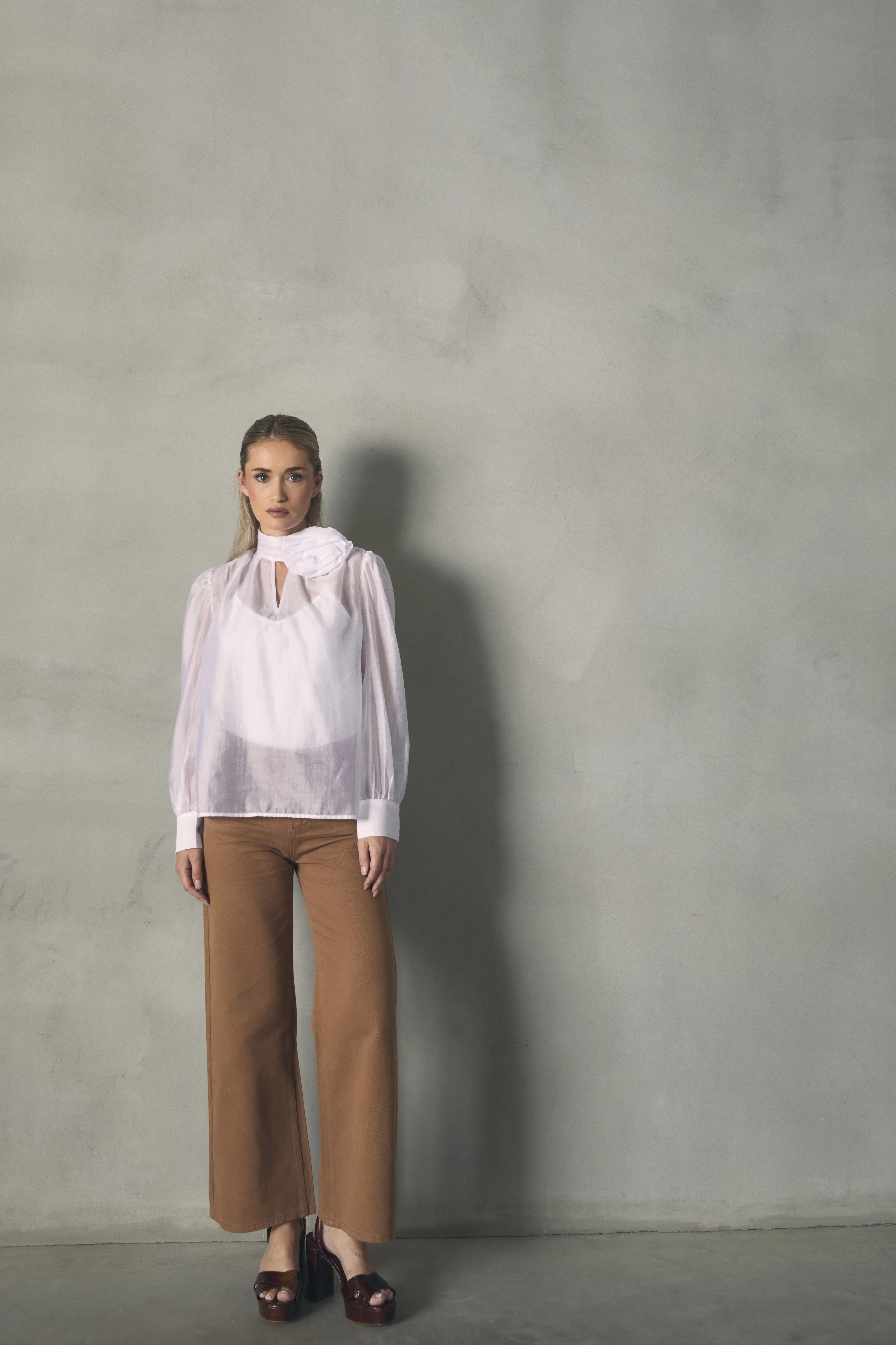 BLUSA LAZO CUELLO CON DETALLE FLOR