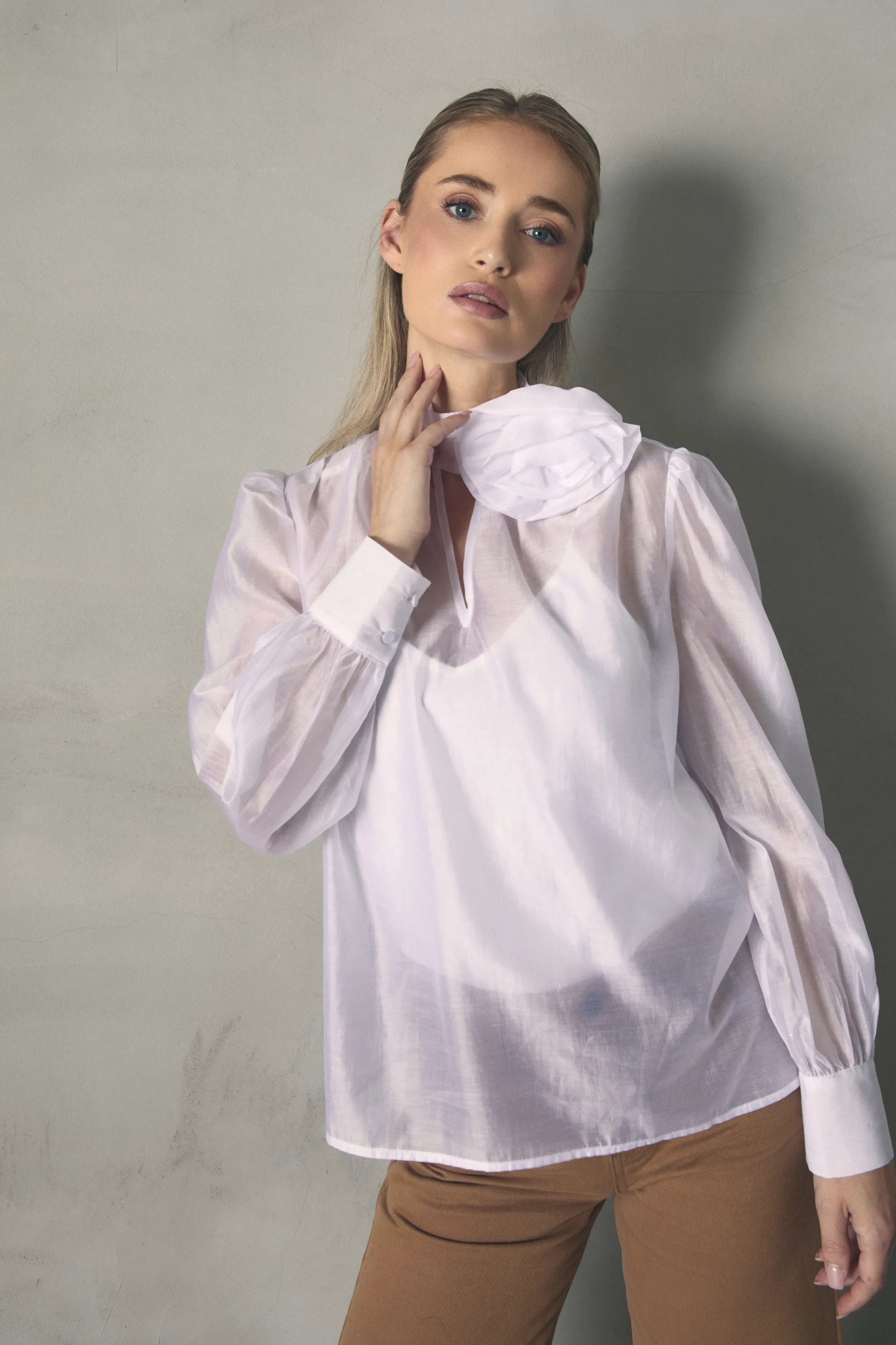 BLUSA LAZO CUELLO CON DETALLE FLOR