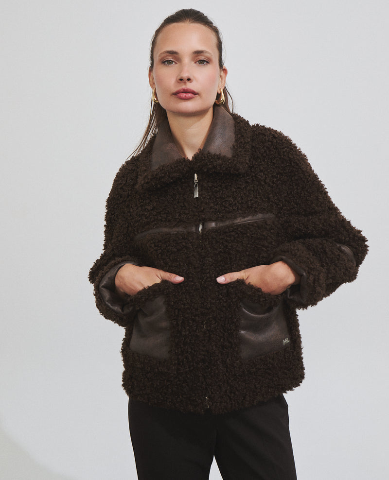 Chaqueta corta reversible efecto pelo con bolsillos de parche