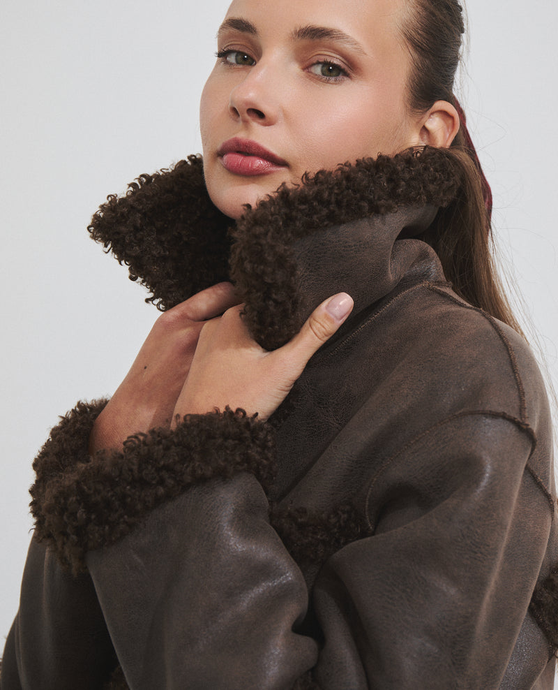 Chaqueta corta reversible efecto pelo con bolsillos de parche