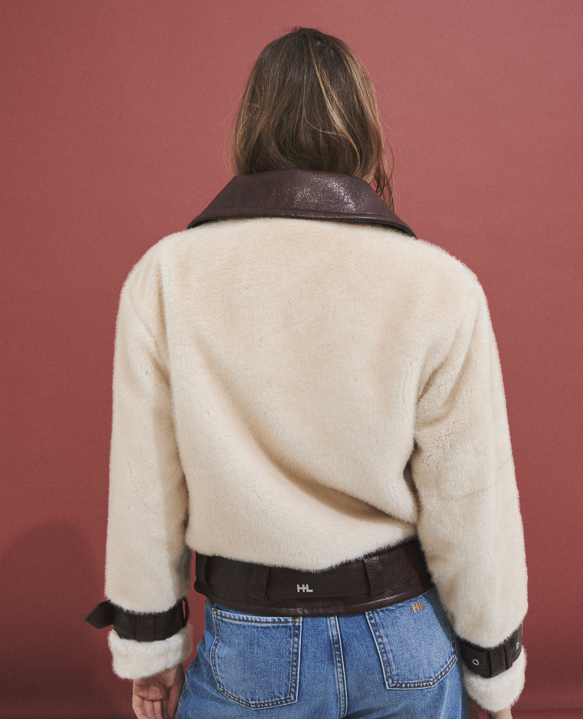 Chaqueta corta de mujer efecto pelo con cinturón y cierre de cremallera