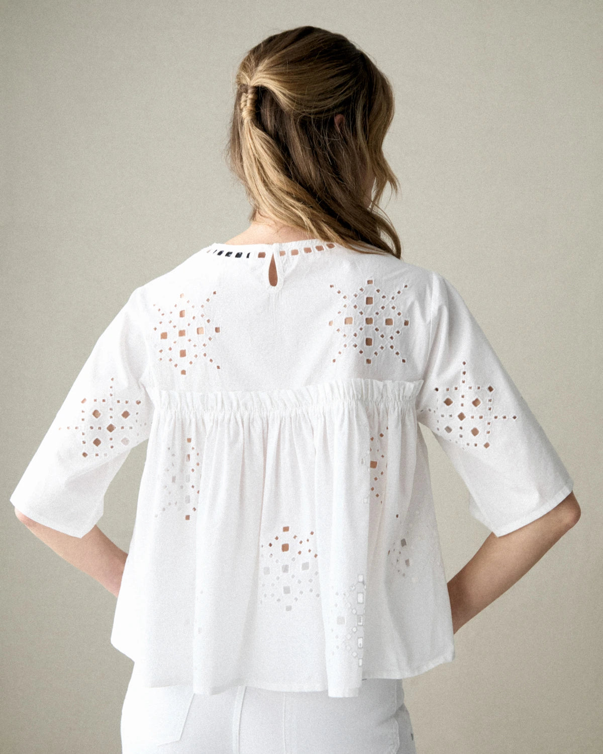 BLUSA VOLANTE CALADA