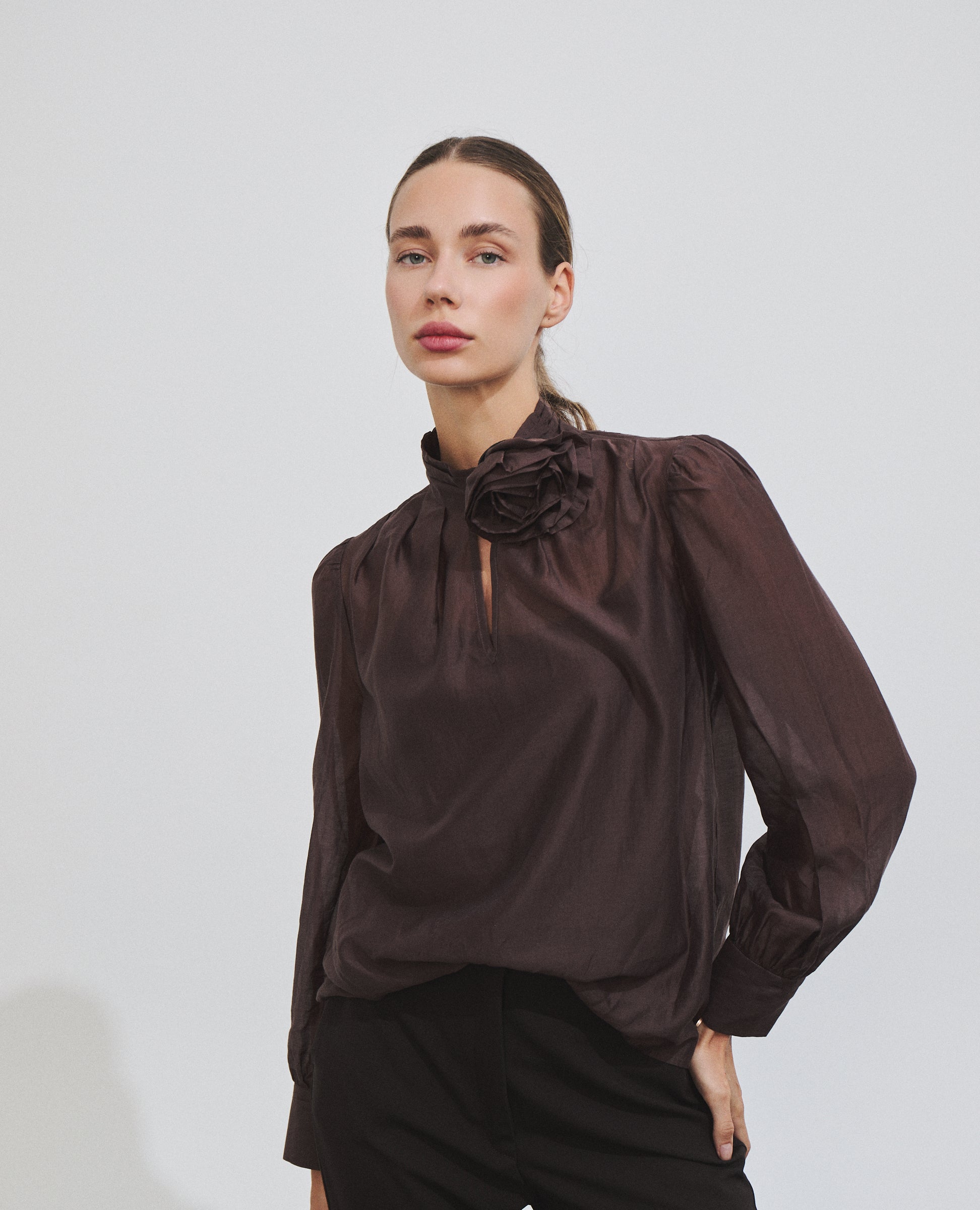 Blusa marrón de manga larga con broche de Hannibal Laguna — look completo