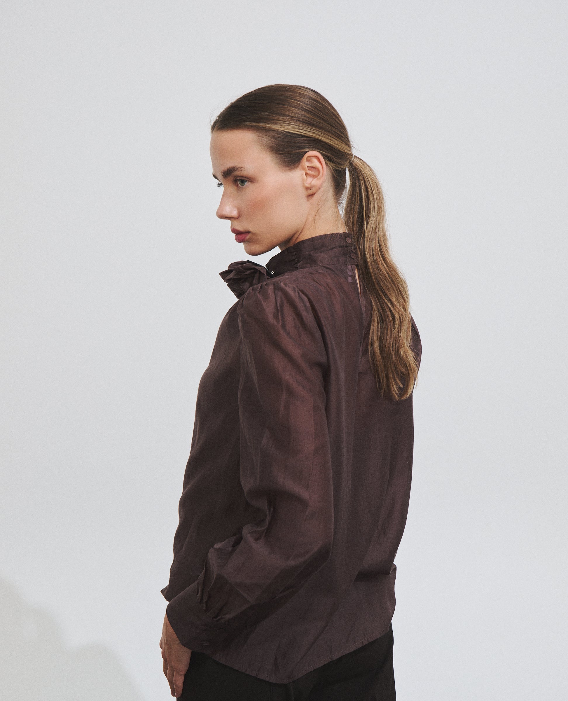 Blusa marrón de manga larga con broche de Hannibal Laguna — vista lateral